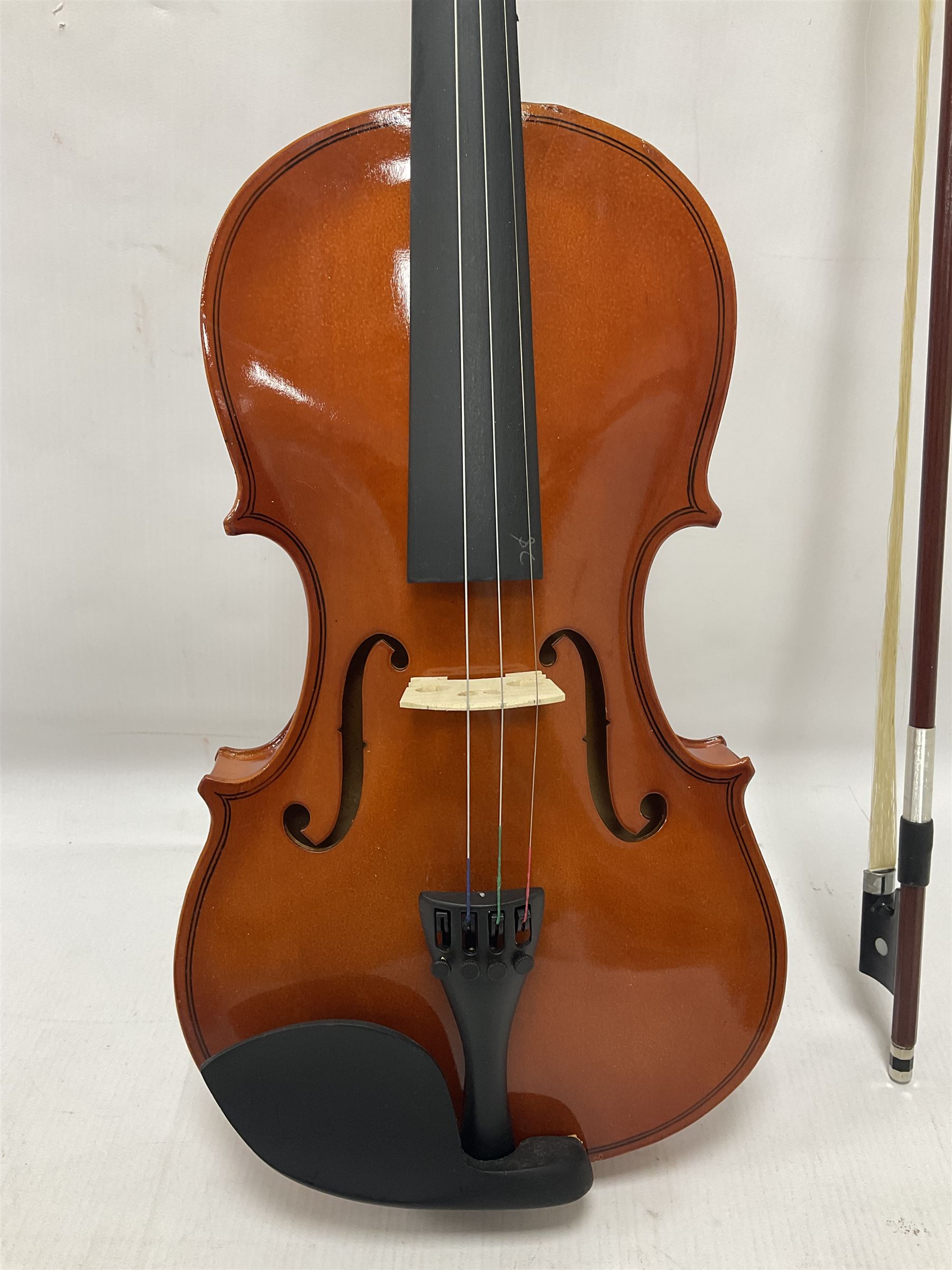 Full size violin with a maple case and ebonised fingerboard and fittings - Bild 4 aus 15