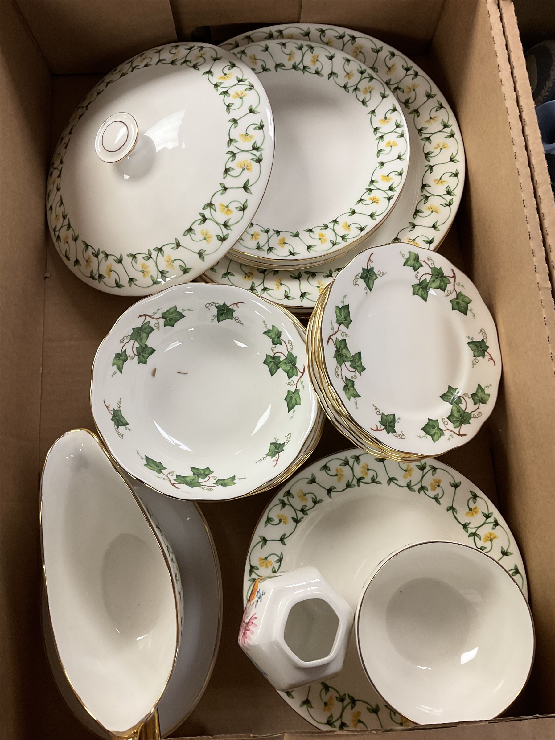 Collection of dinnerwares including Colclough - Bild 4 aus 5