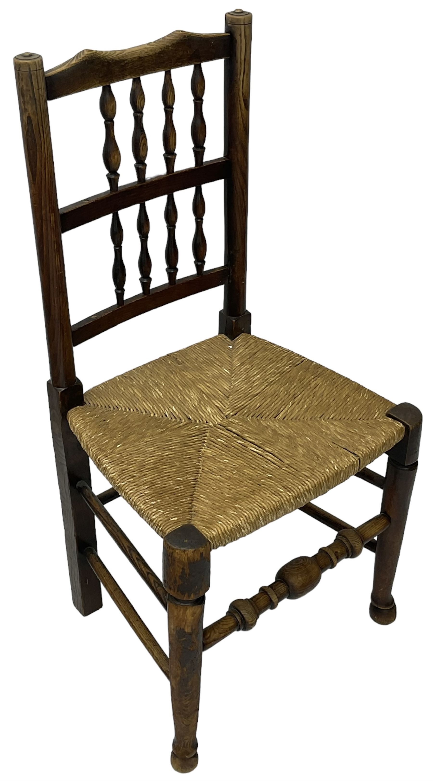 Collection of chairs - five 19th century elm spindle back chairs with rush seats; two chapel chairs - Bild 8 aus 10