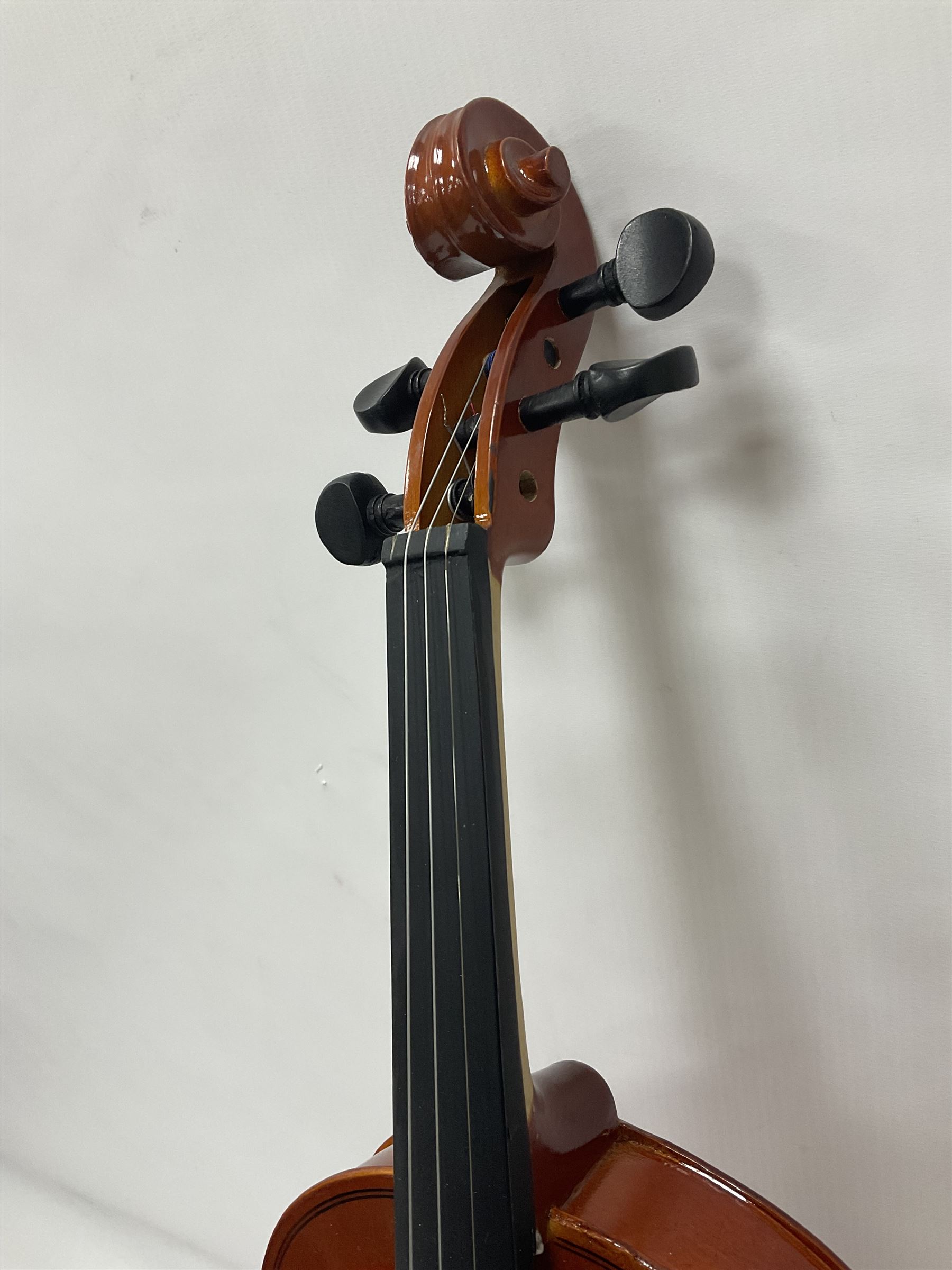 Full size violin with a maple case and ebonised fingerboard and fittings - Bild 8 aus 15