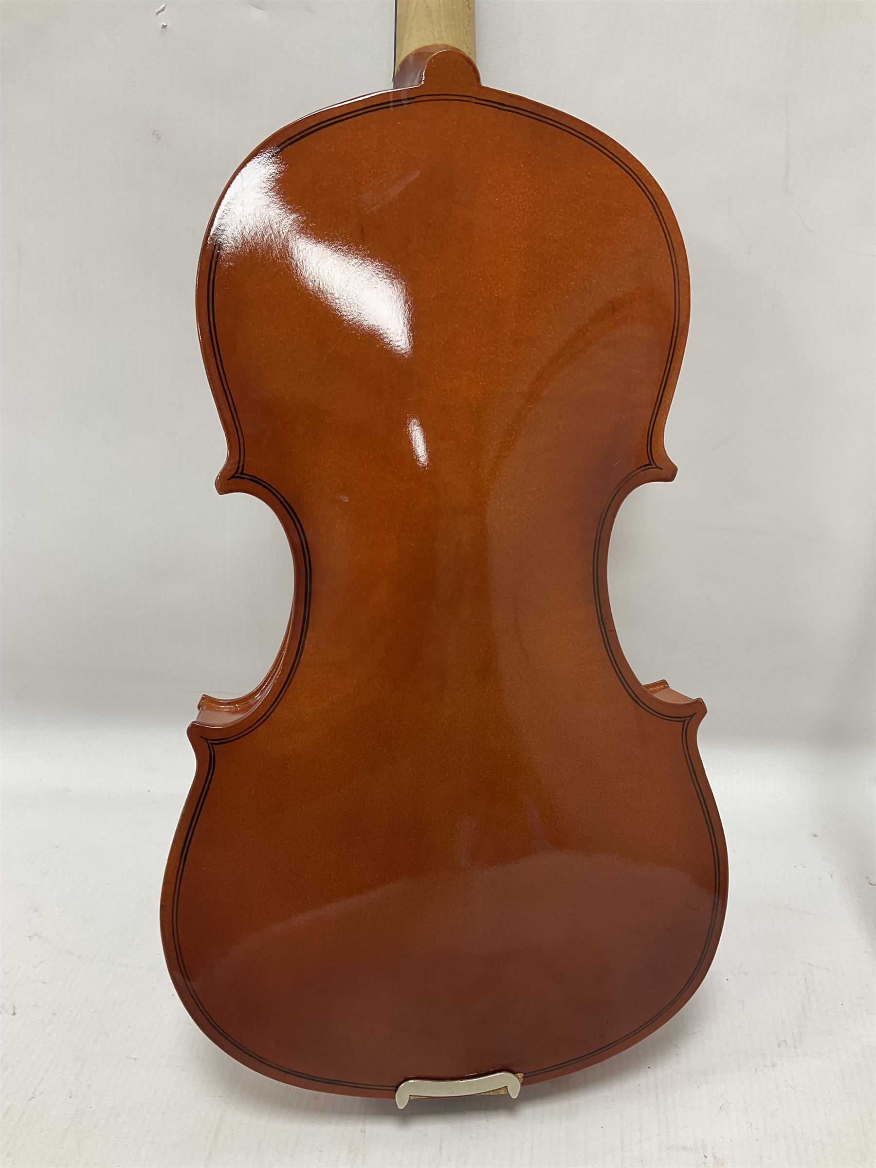 Full size violin with a maple case and ebonised fingerboard and fittings - Bild 11 aus 15