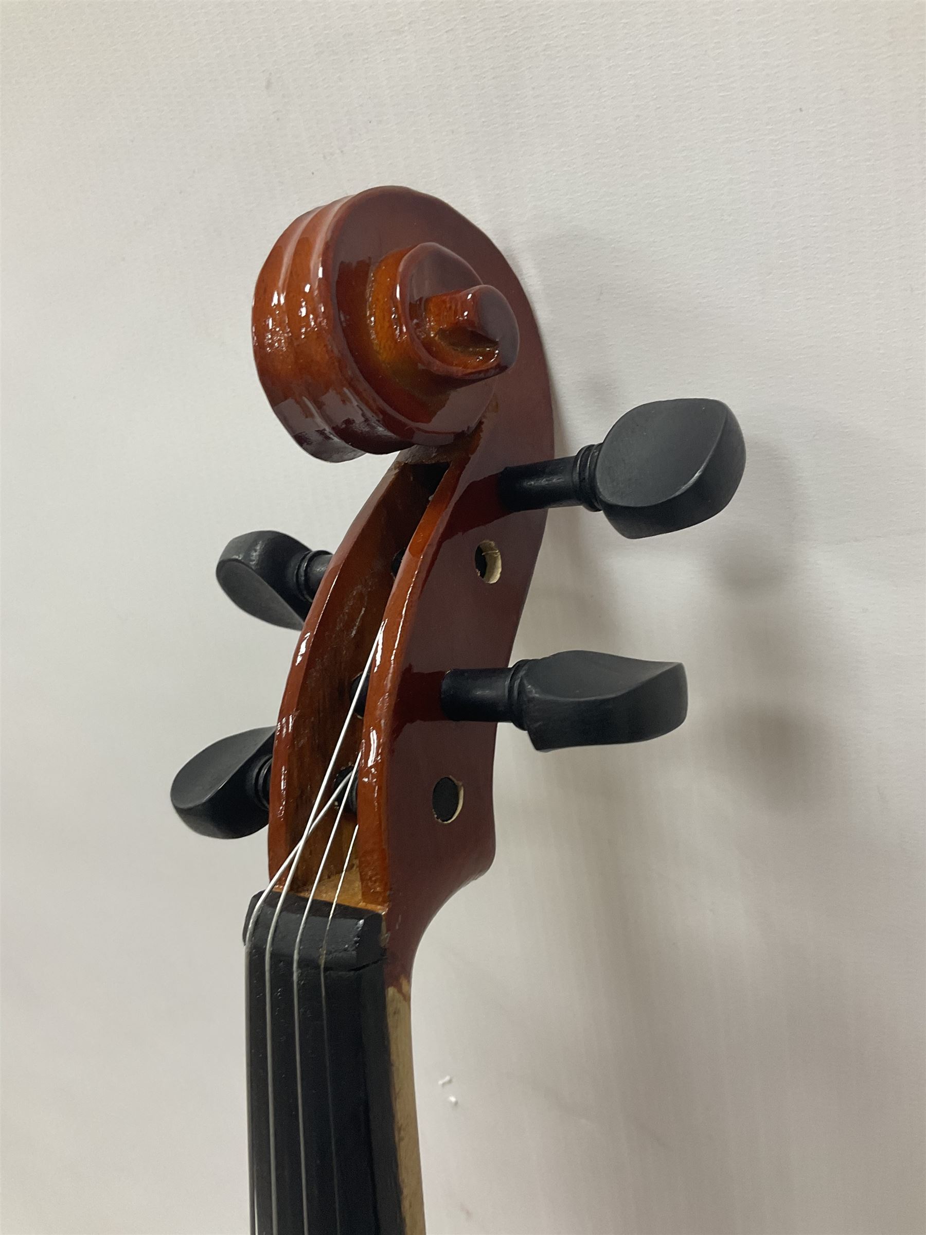 Full size violin with a maple case and ebonised fingerboard and fittings - Bild 7 aus 21