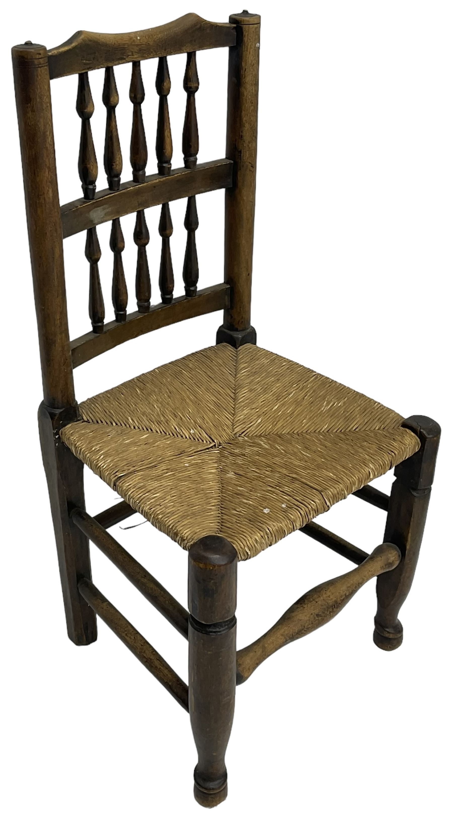 Collection of chairs - five 19th century elm spindle back chairs with rush seats; two chapel chairs - Bild 5 aus 10