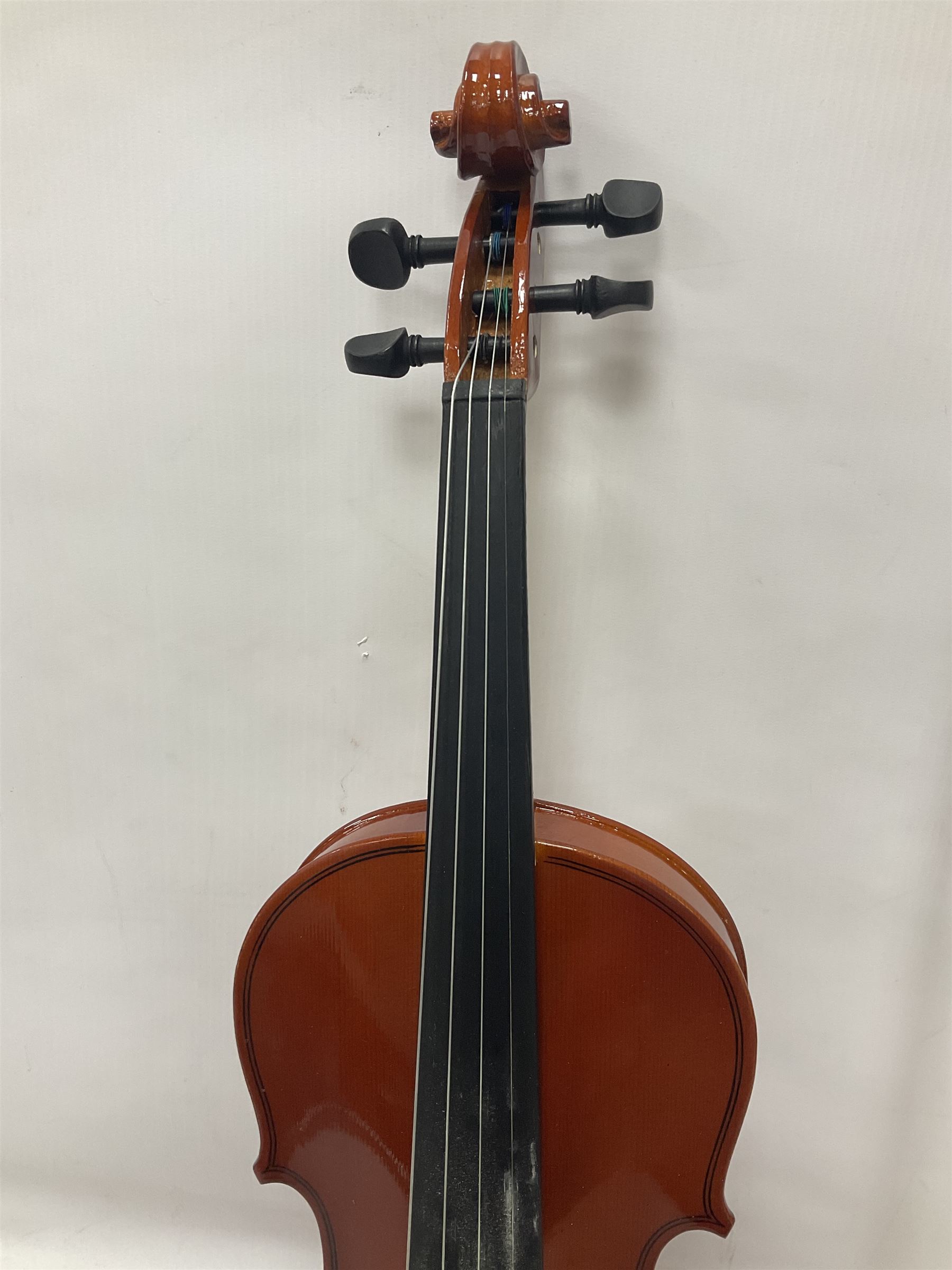 Full size violin with a maple case and ebonised fingerboard and fittings - Bild 6 aus 21