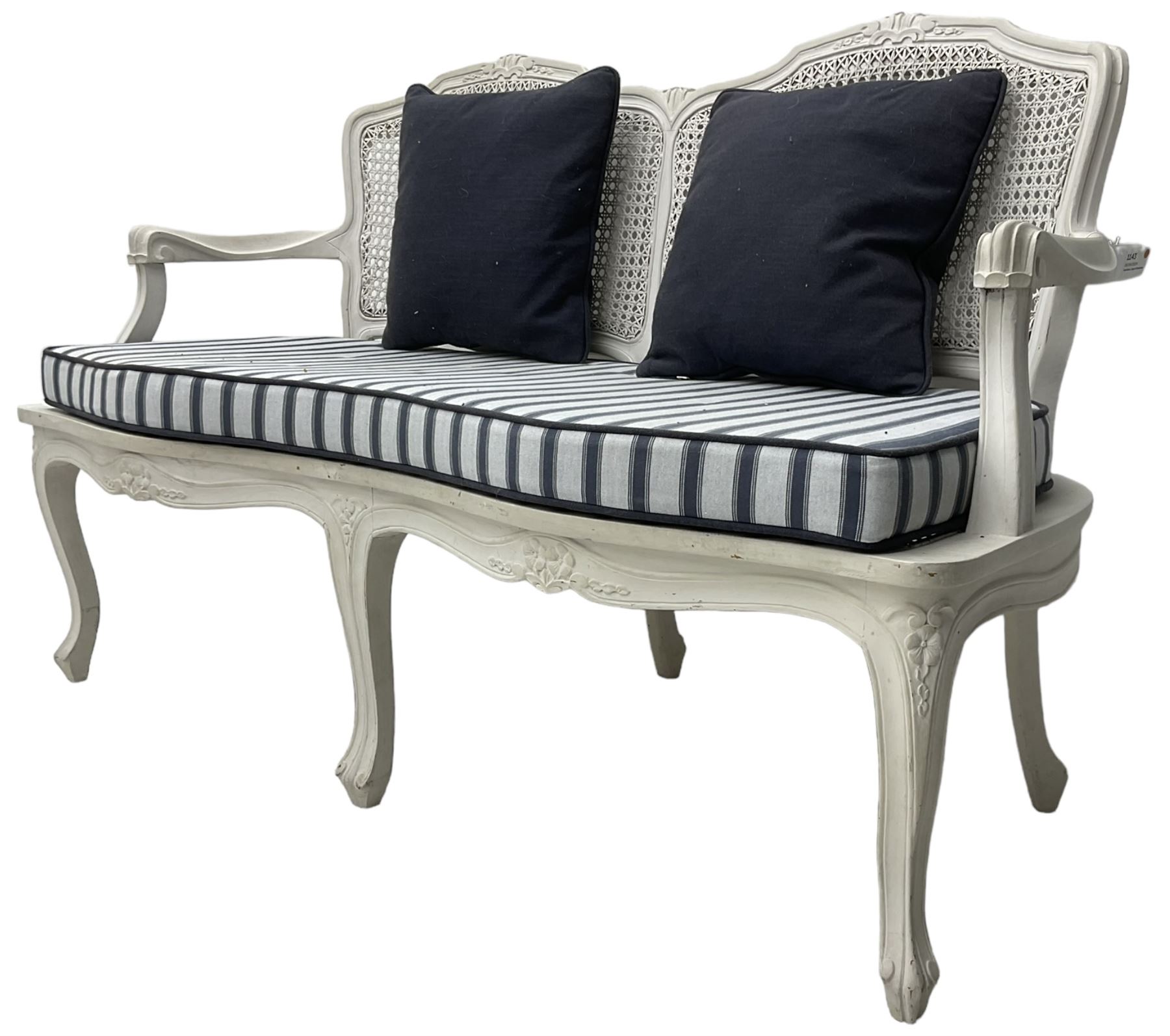 French design white painted two seat serpentine settee - Image 3 of 4
