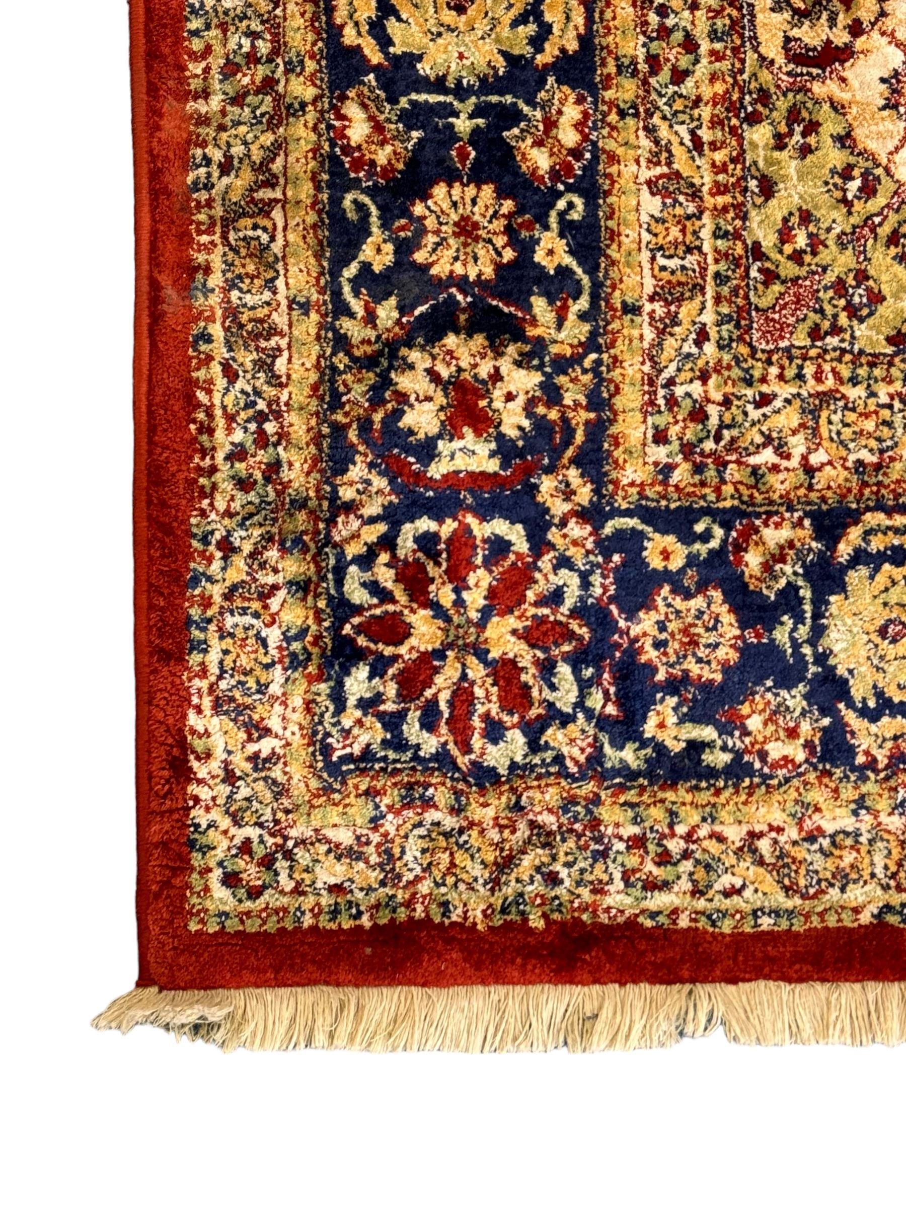 Persian design crimson ground rug - Bild 2 aus 7