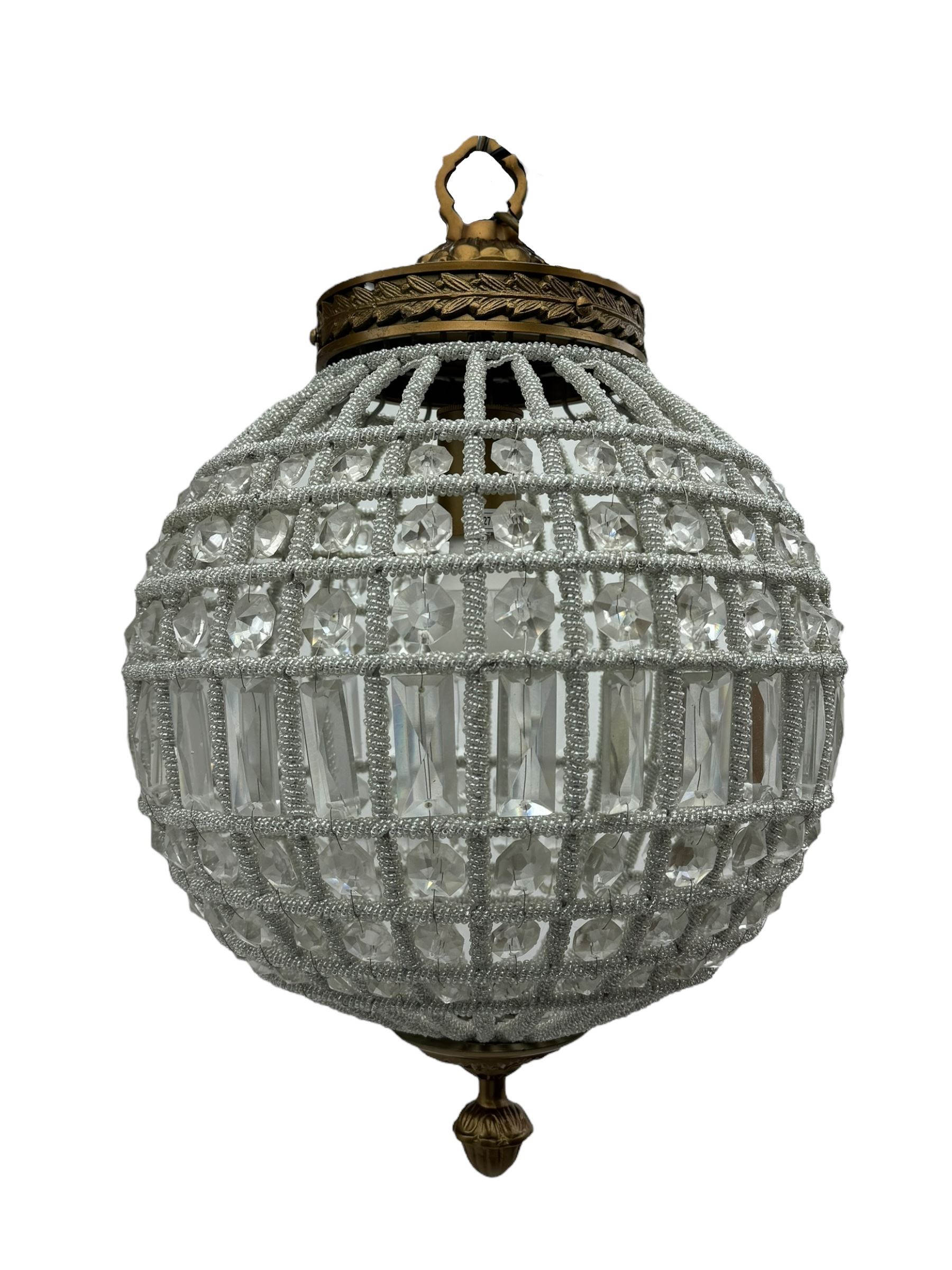 India Jane Interiors - pair of gilt metal and glass spherical ceiling light pendants - Bild 2 aus 9