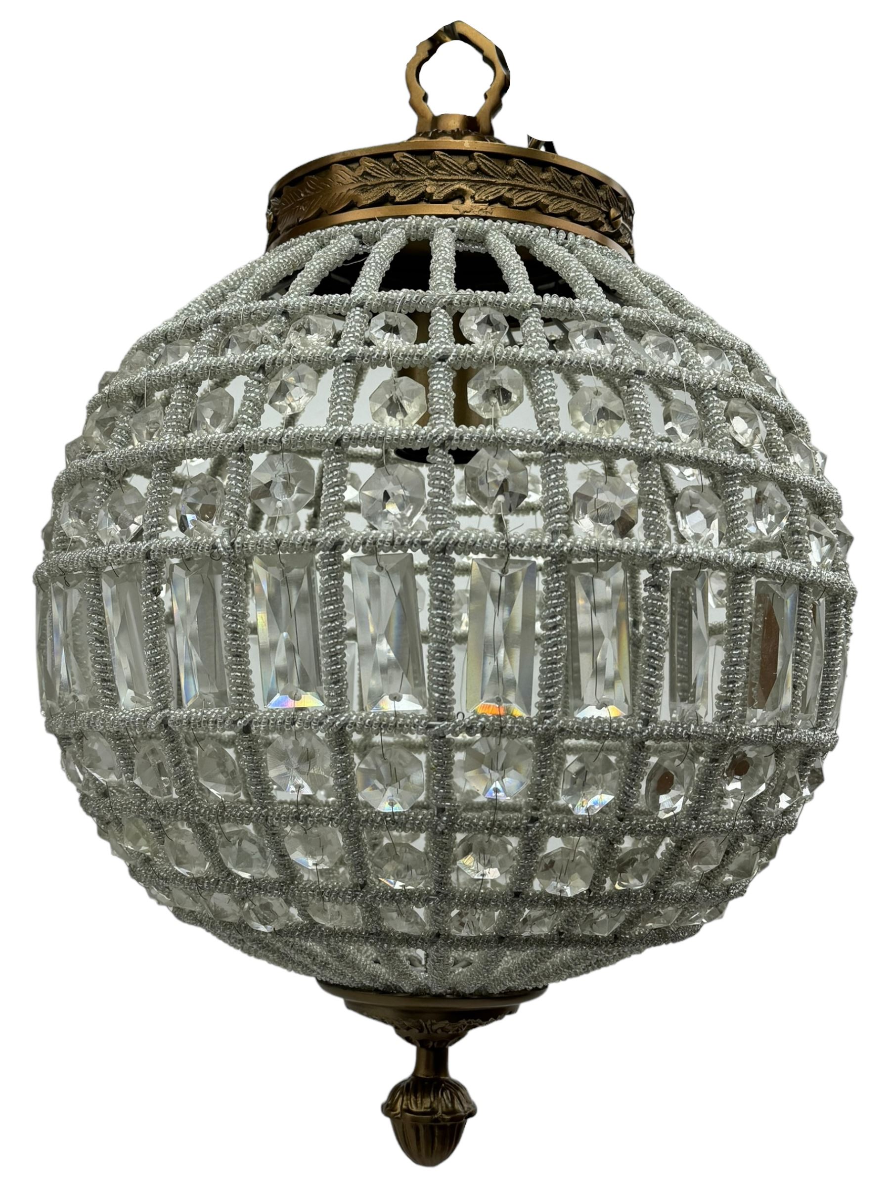 India Jane Interiors - pair of gilt metal and glass spherical ceiling light pendants - Bild 7 aus 9