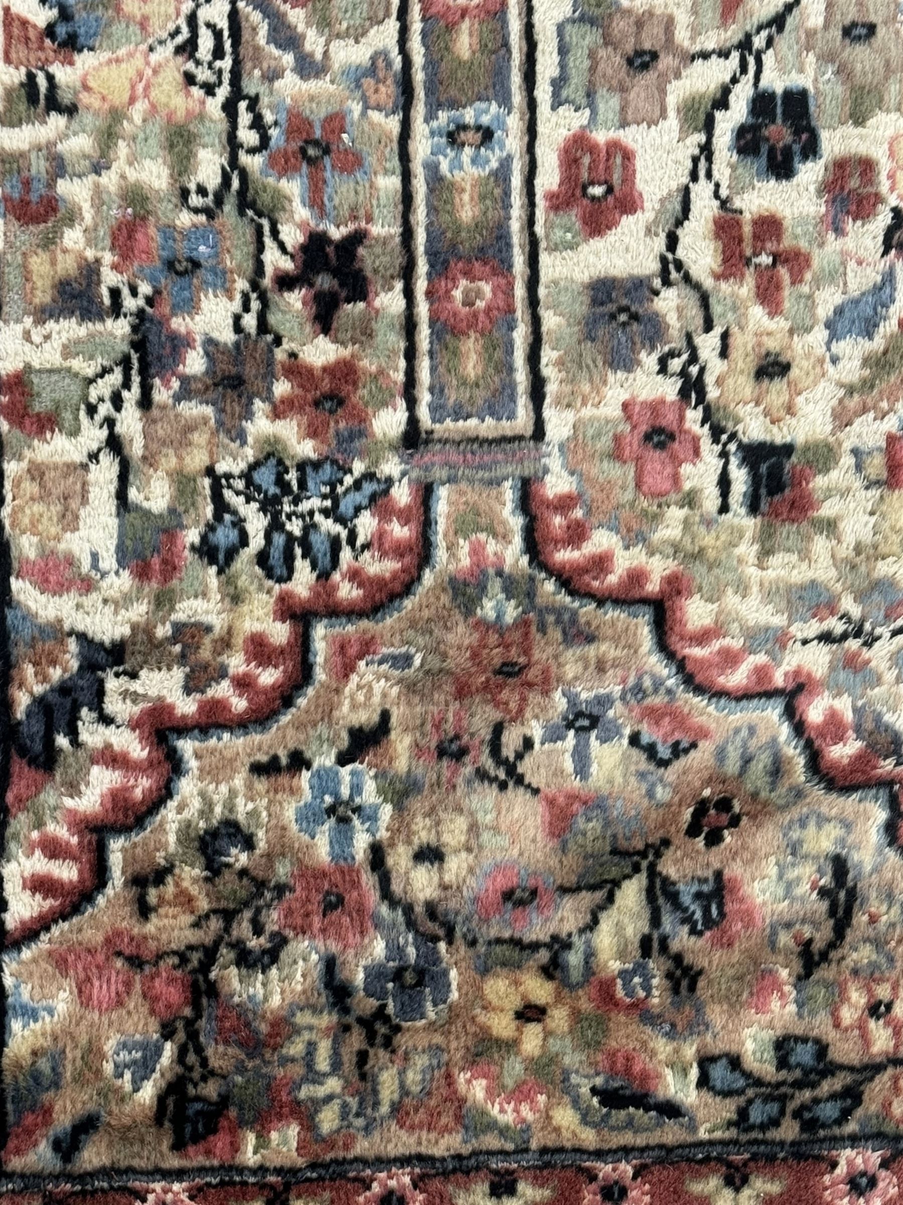 Persian design ivory ground rug - Image 4 of 5