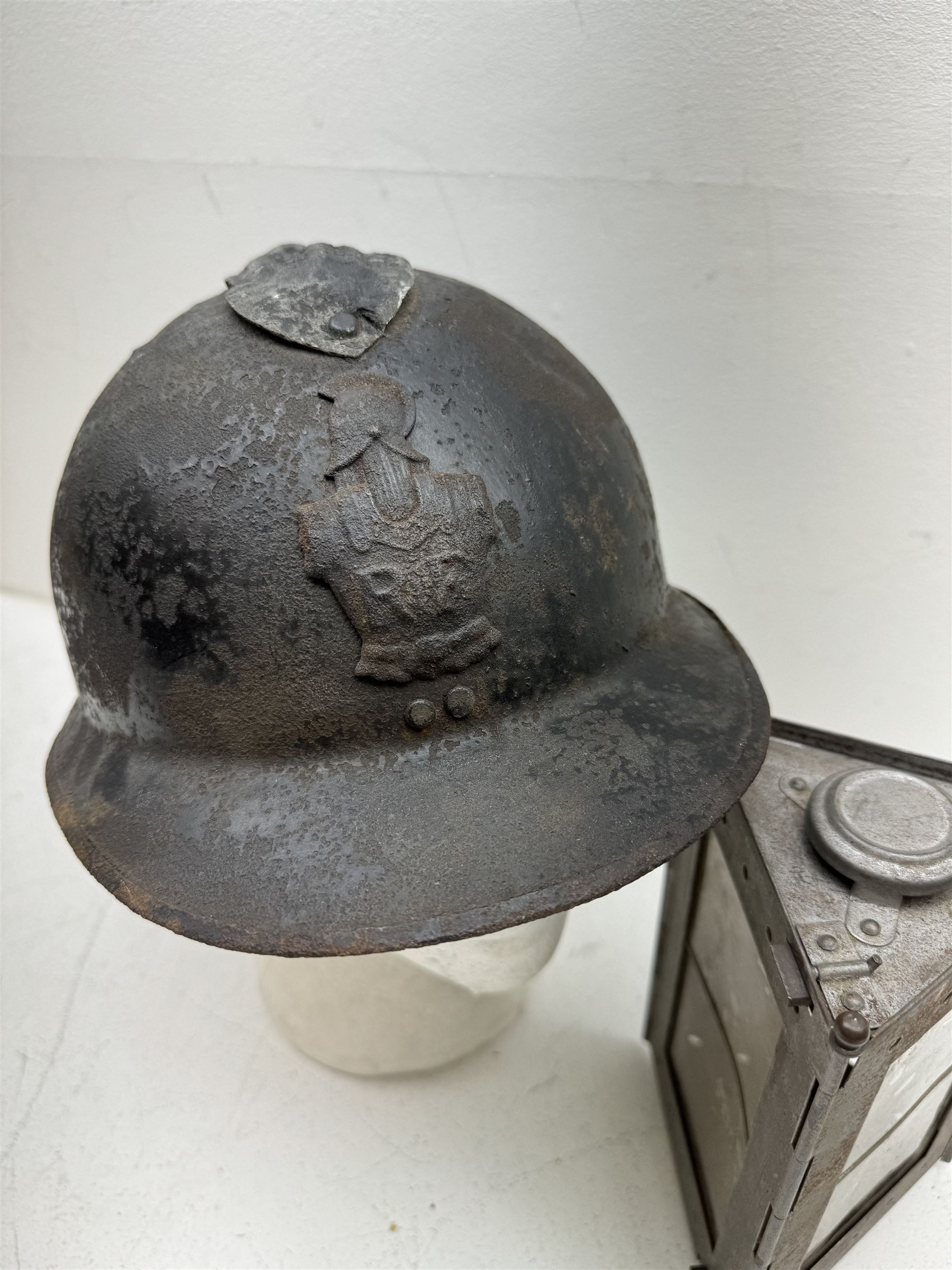 French M26 Genie (engineers) steel helmet with attached comb and helmet plate - Image 2 of 4