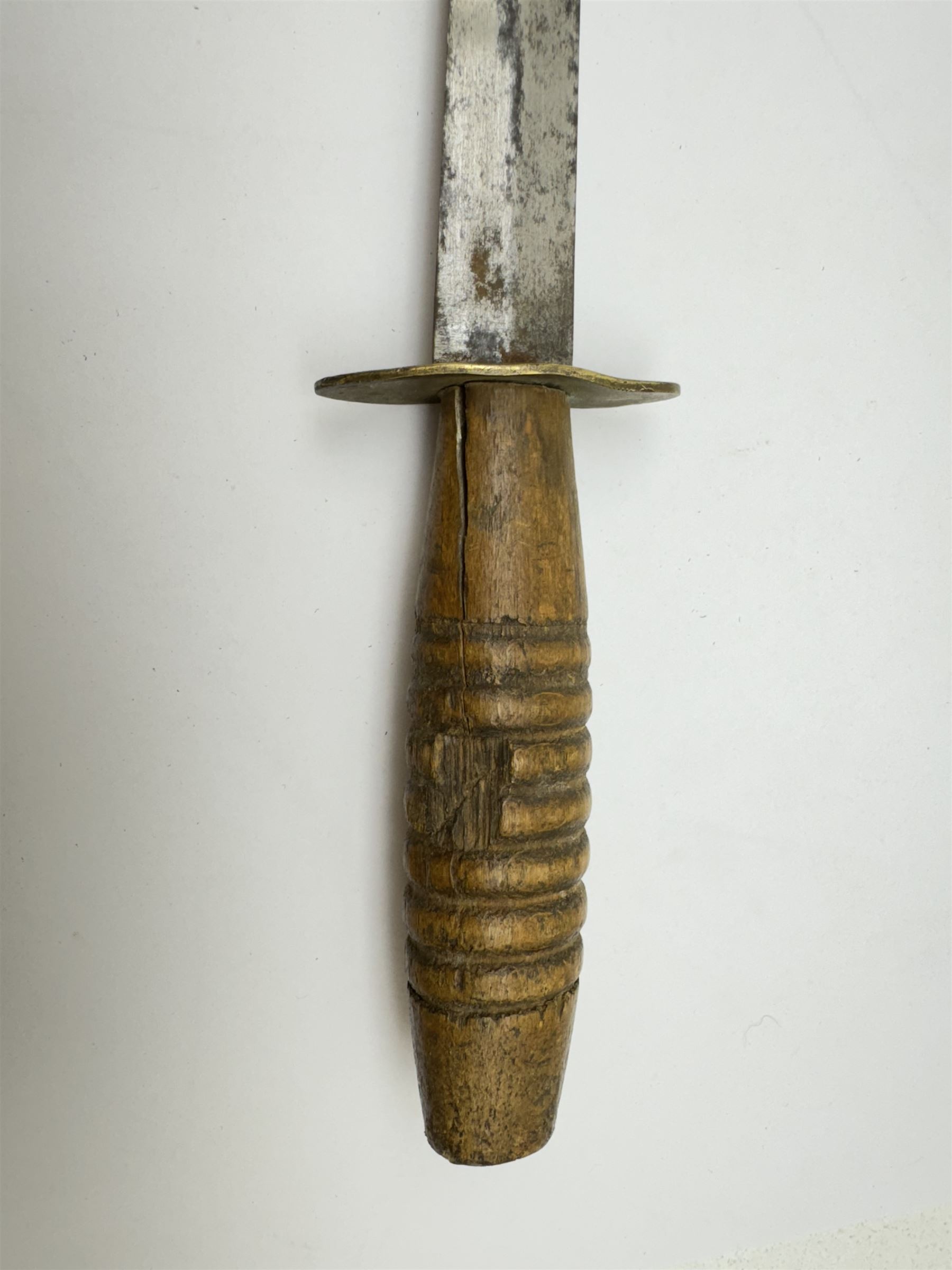 Commando knife featuring turned wooden handle with brass cross guard and leather scabbard L31cm ove - Image 2 of 5