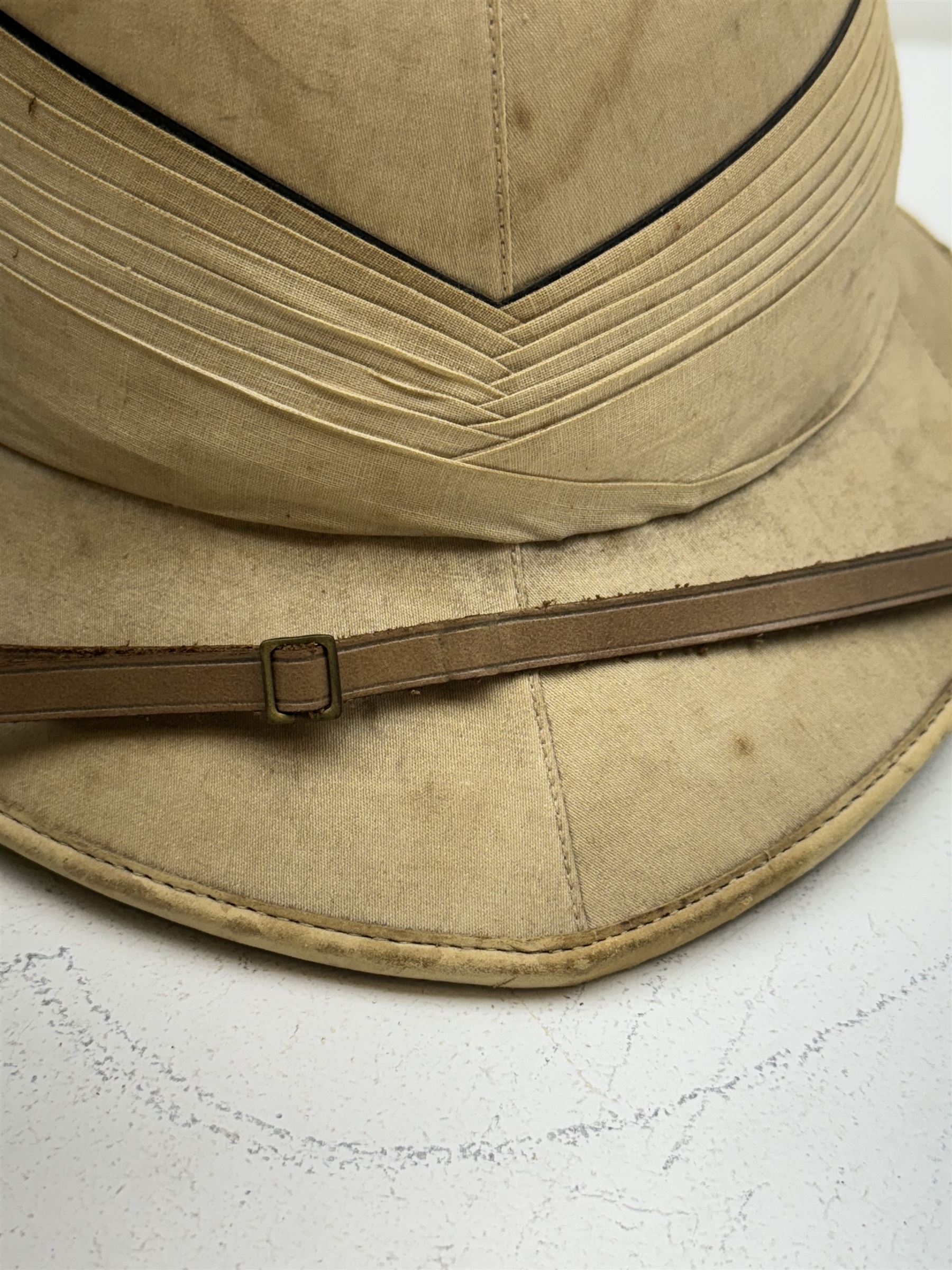 WWII Royal Navy officers sun helmet with large folded pagri and black top line - Image 4 of 5