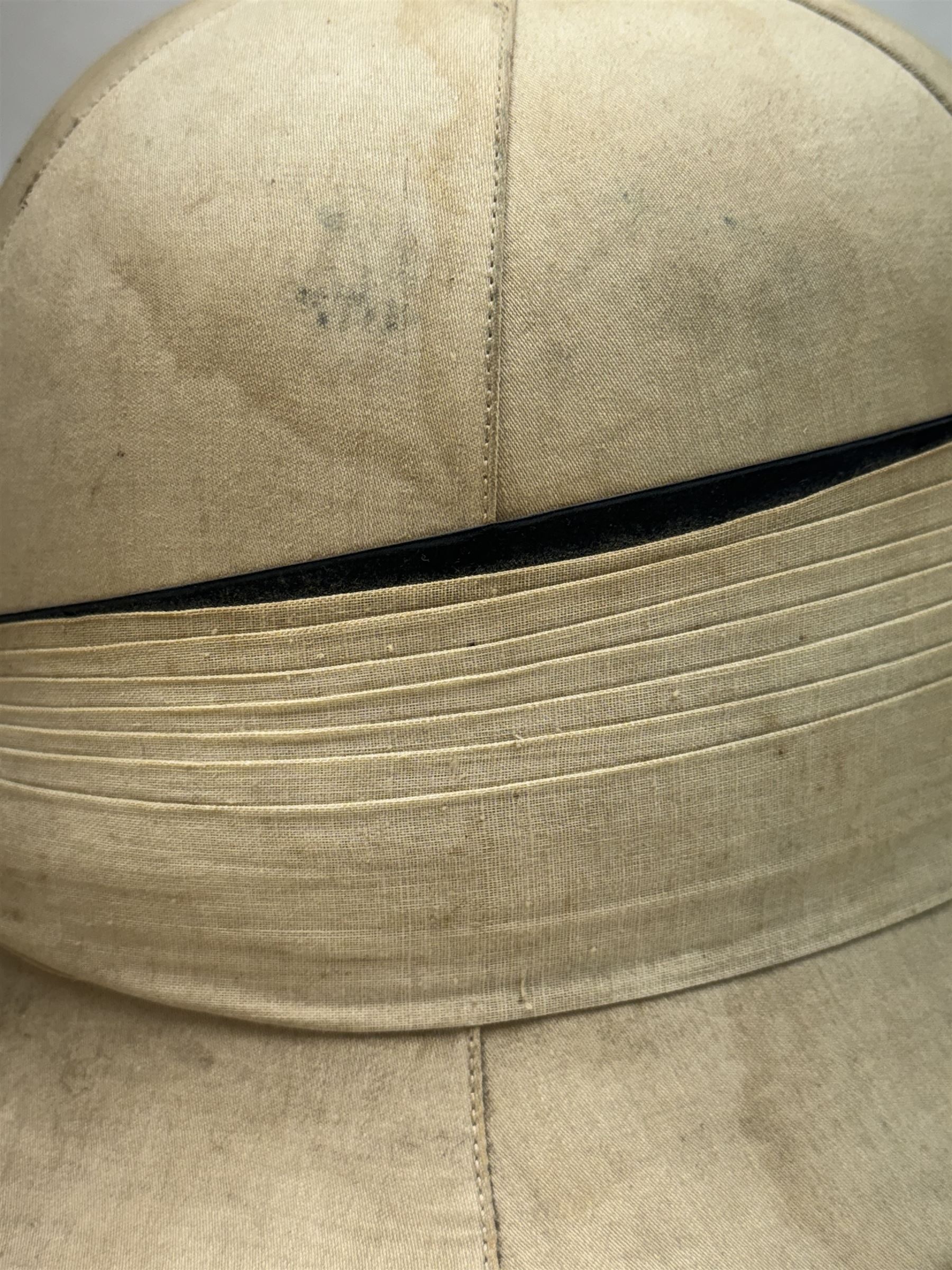 WWII Royal Navy officers sun helmet with large folded pagri and black top line - Image 3 of 5