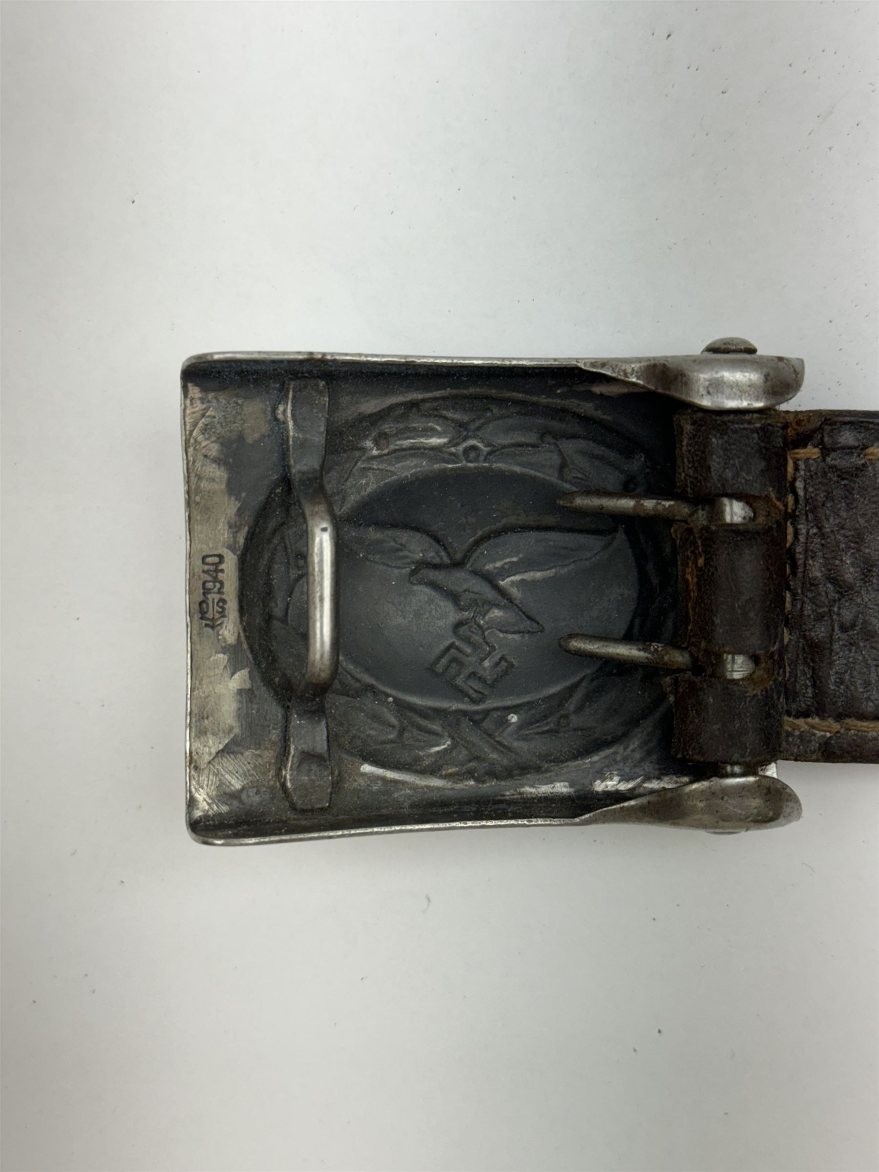 WWII Third Reich German Luftwaffe buckle depicting the Reichsadler clutching a Swastika surrounded b - Bild 3 aus 3