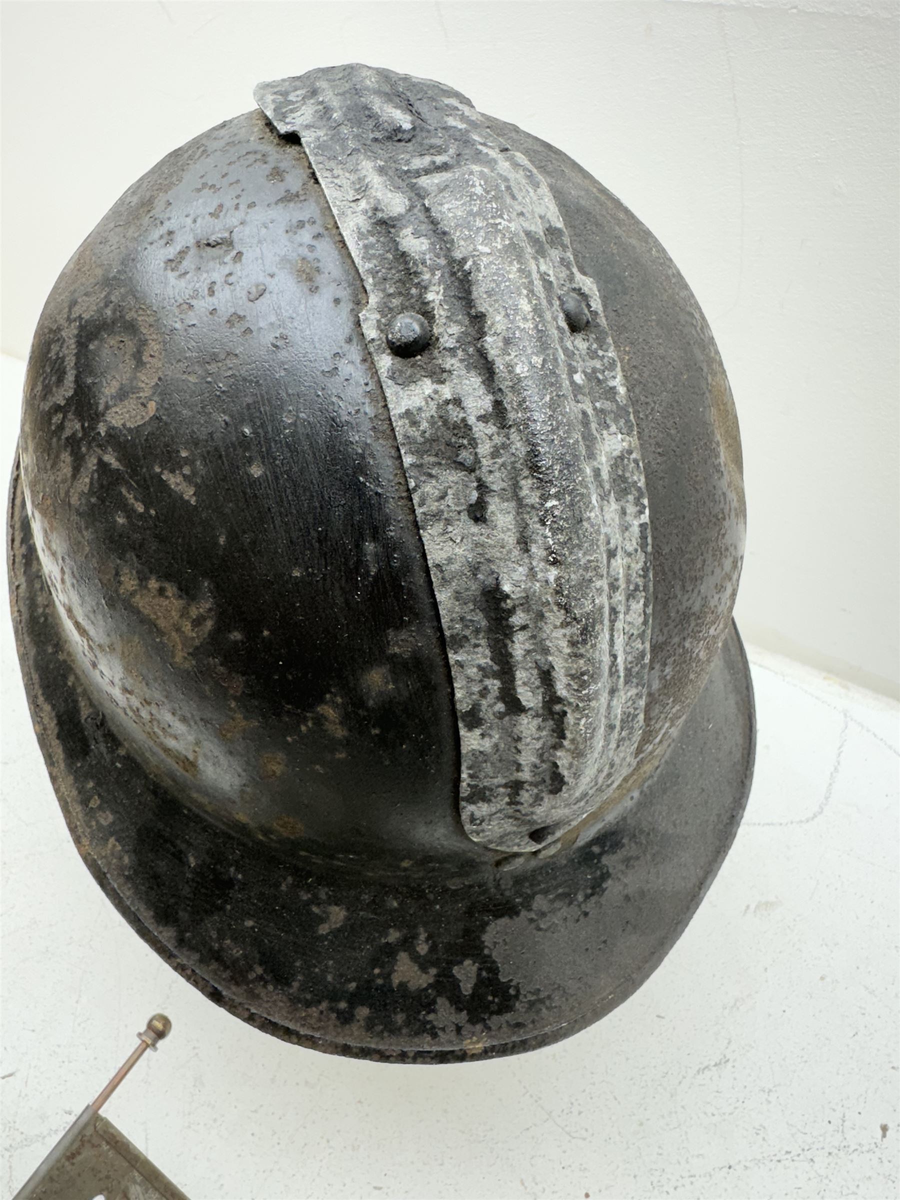 French M26 Genie (engineers) steel helmet with attached comb and helmet plate - Image 4 of 4