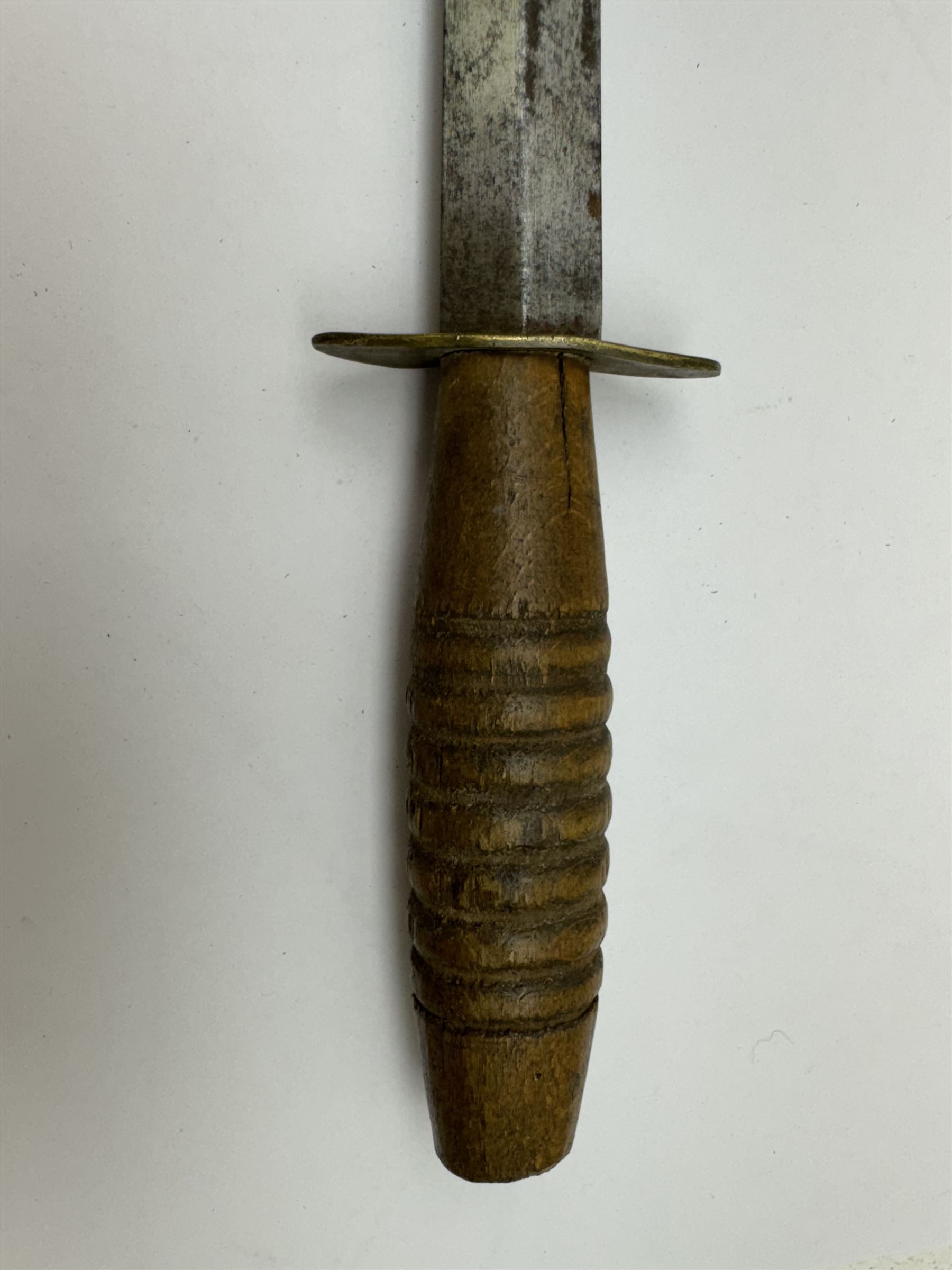 Commando knife featuring turned wooden handle with brass cross guard and leather scabbard L31cm ove - Image 3 of 5