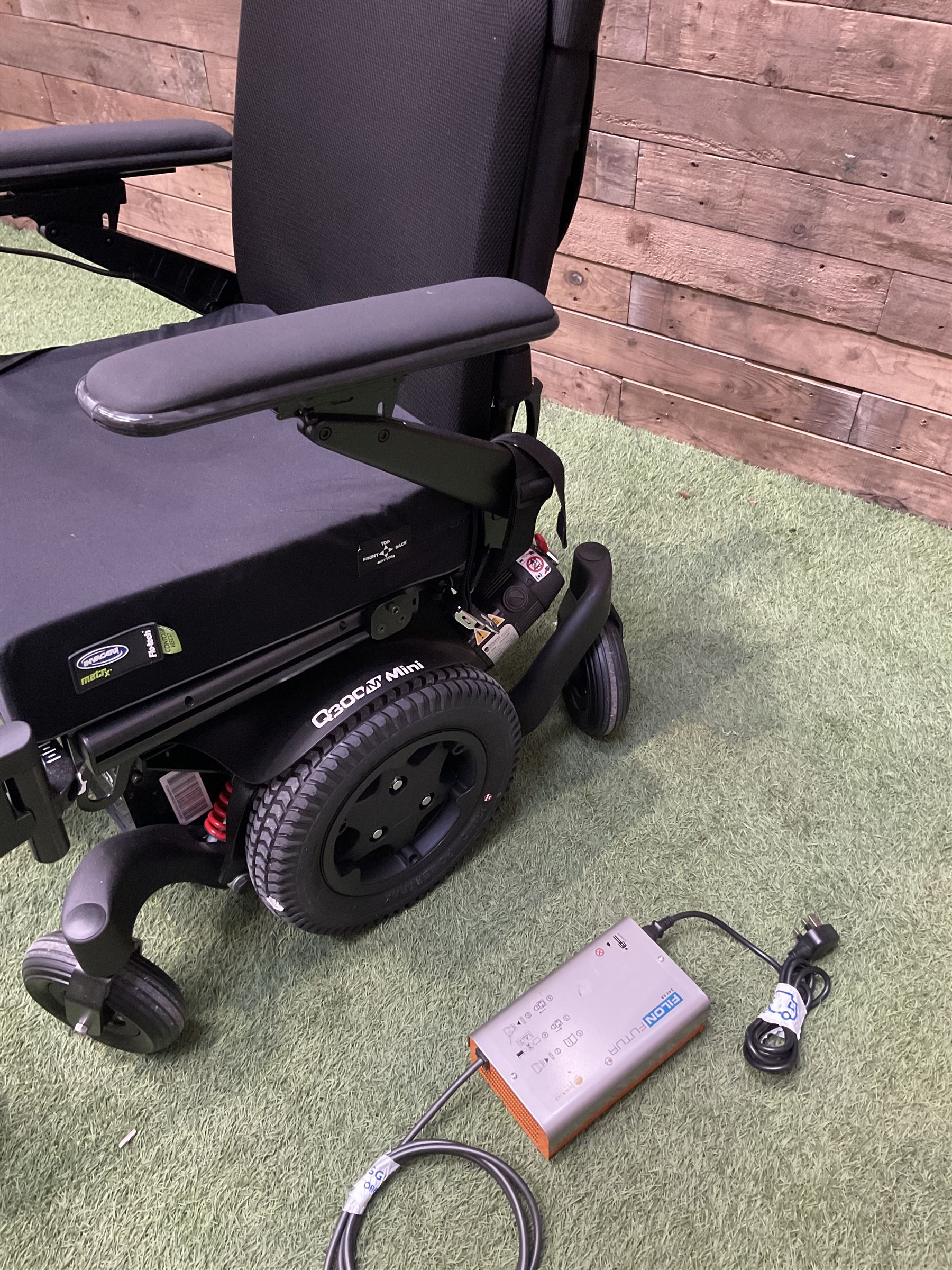 Quickie Q399M Mini mobility chair - Image 2 of 3