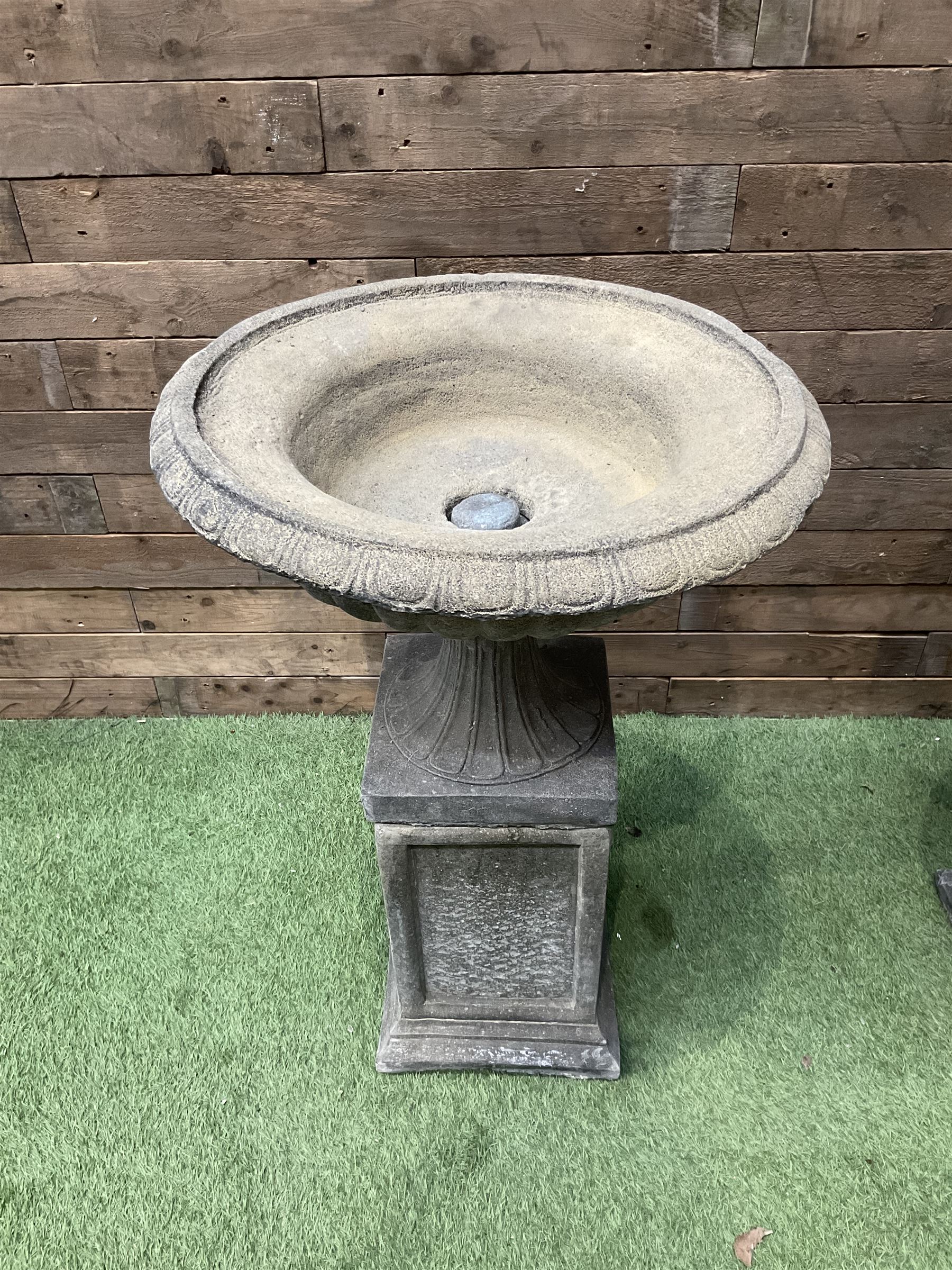 Pair of Victorian design cast stone squat garden urns - Image 4 of 7