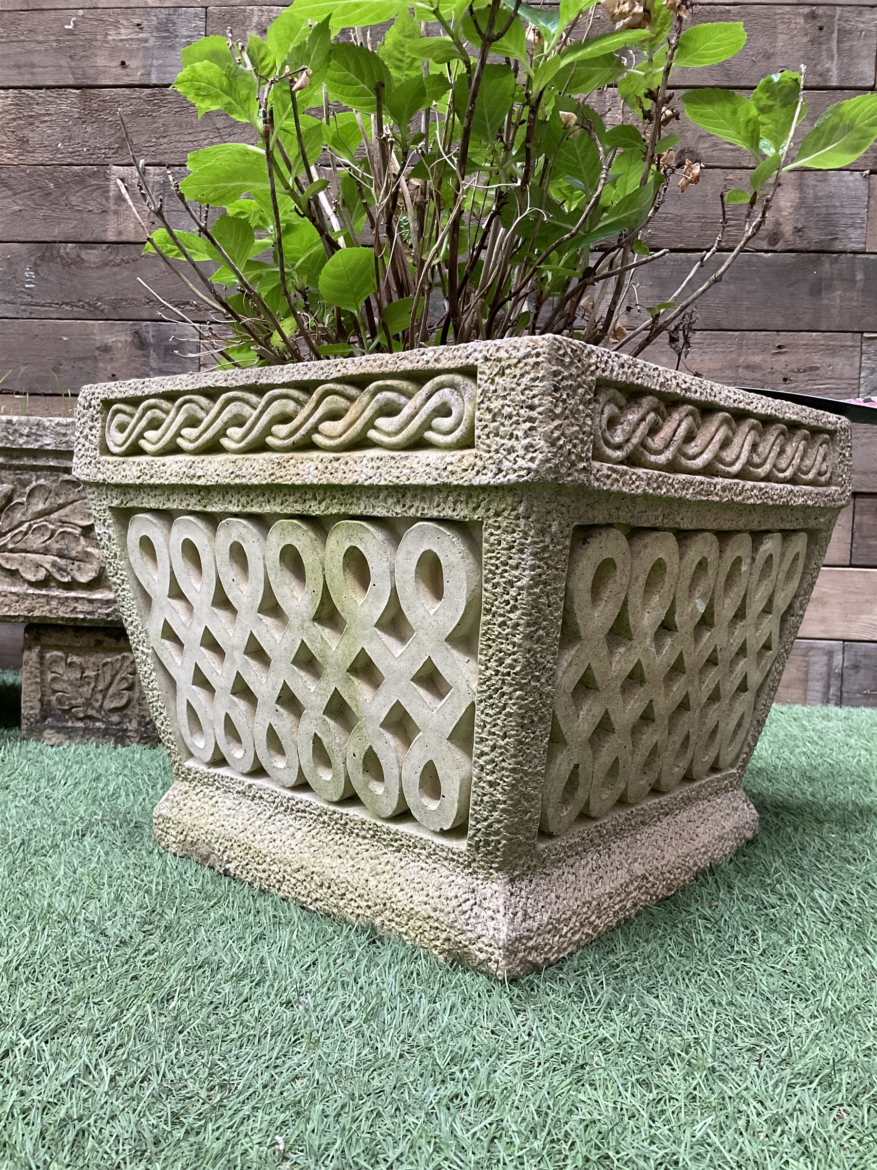 Set of three cast stone garden planters - Image 2 of 4