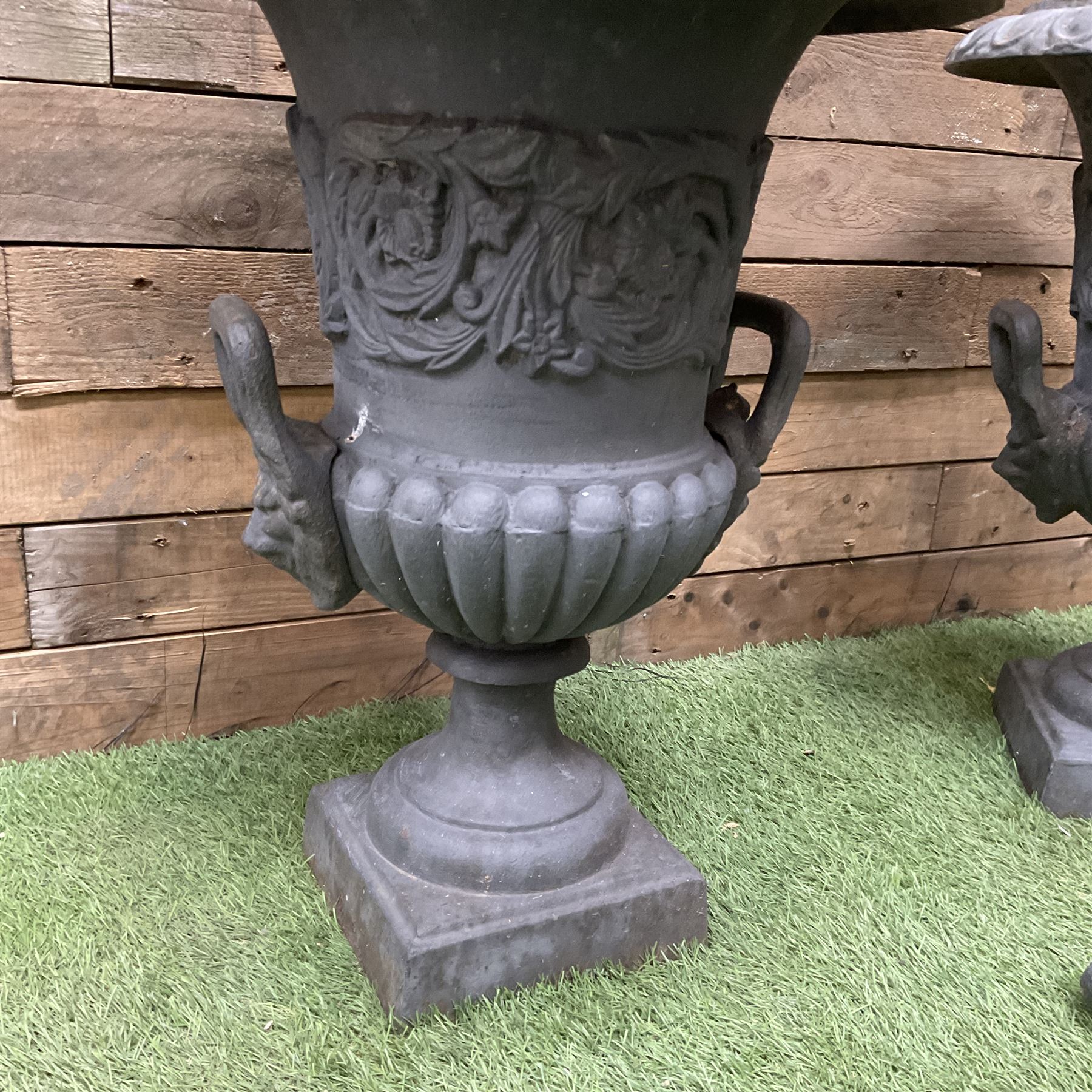 Pair of Victorian design ornate cast iron garden urns - Image 5 of 5