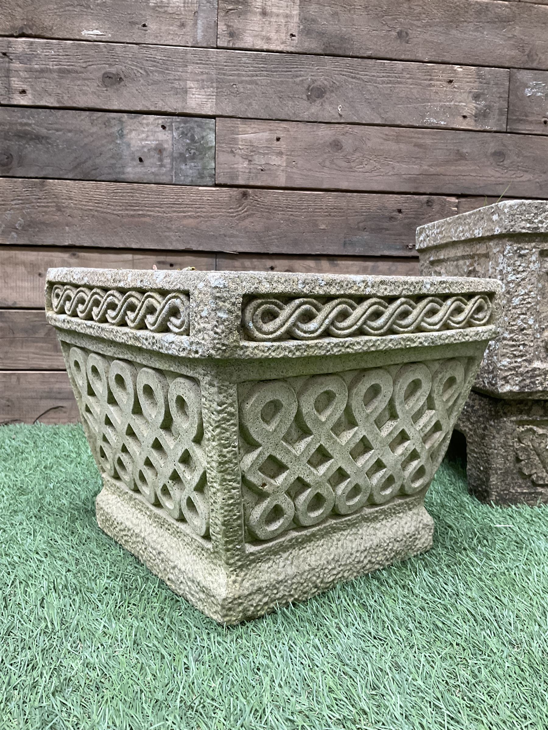 Set of three cast stone garden planters - Image 4 of 4