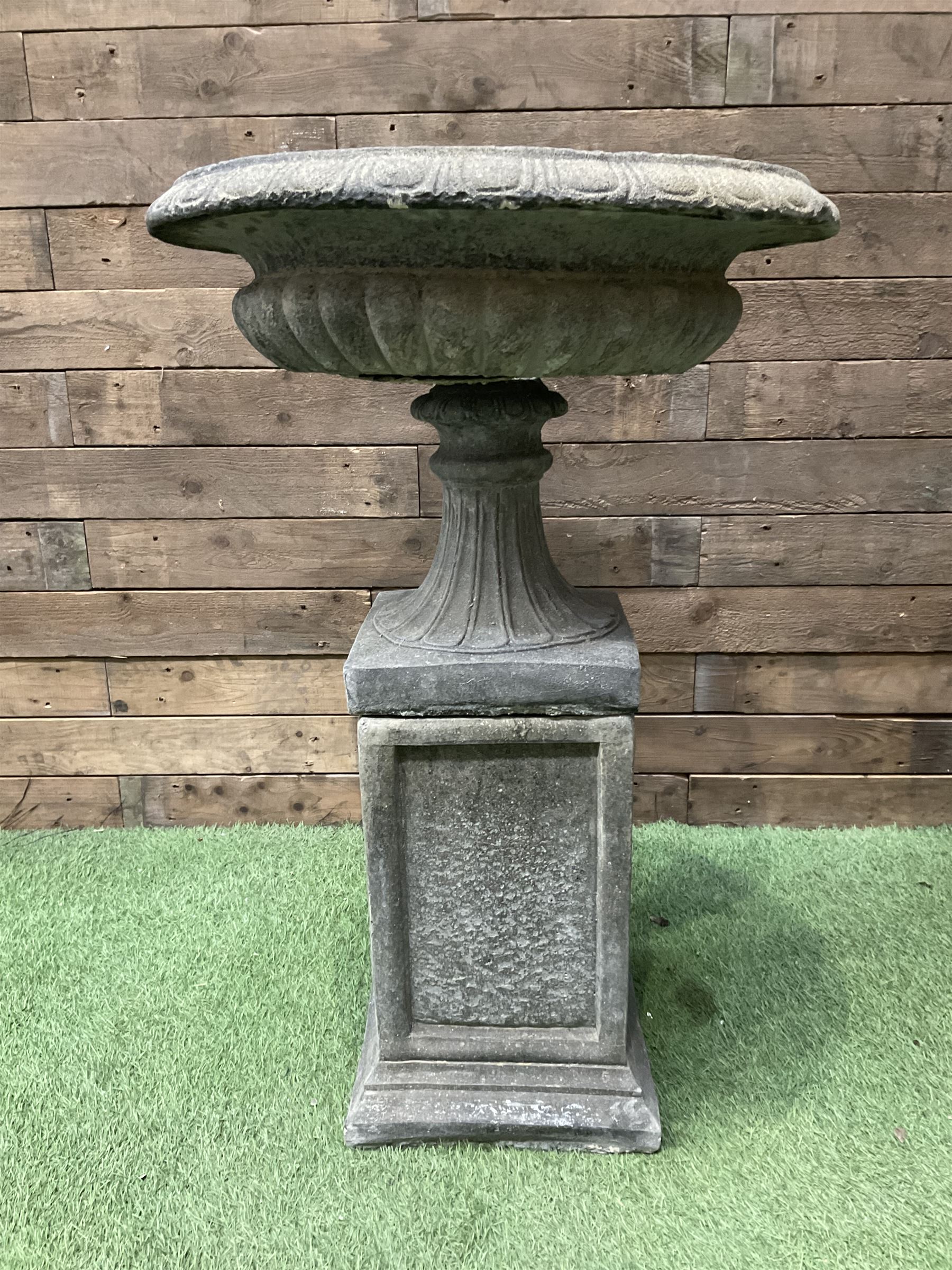 Pair of Victorian design cast stone squat garden urns - Image 7 of 7