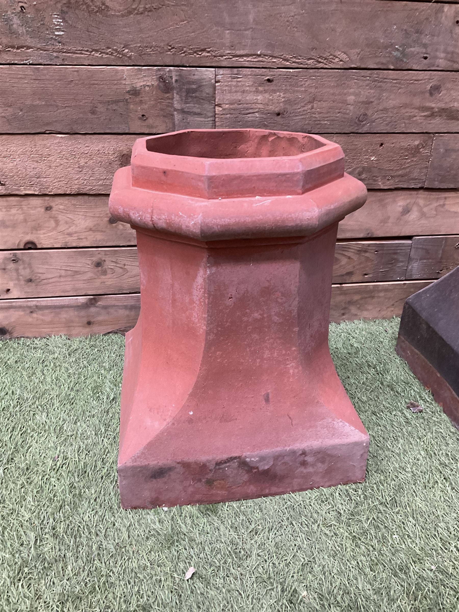 Set of three terracotta chimney pots - Image 2 of 4