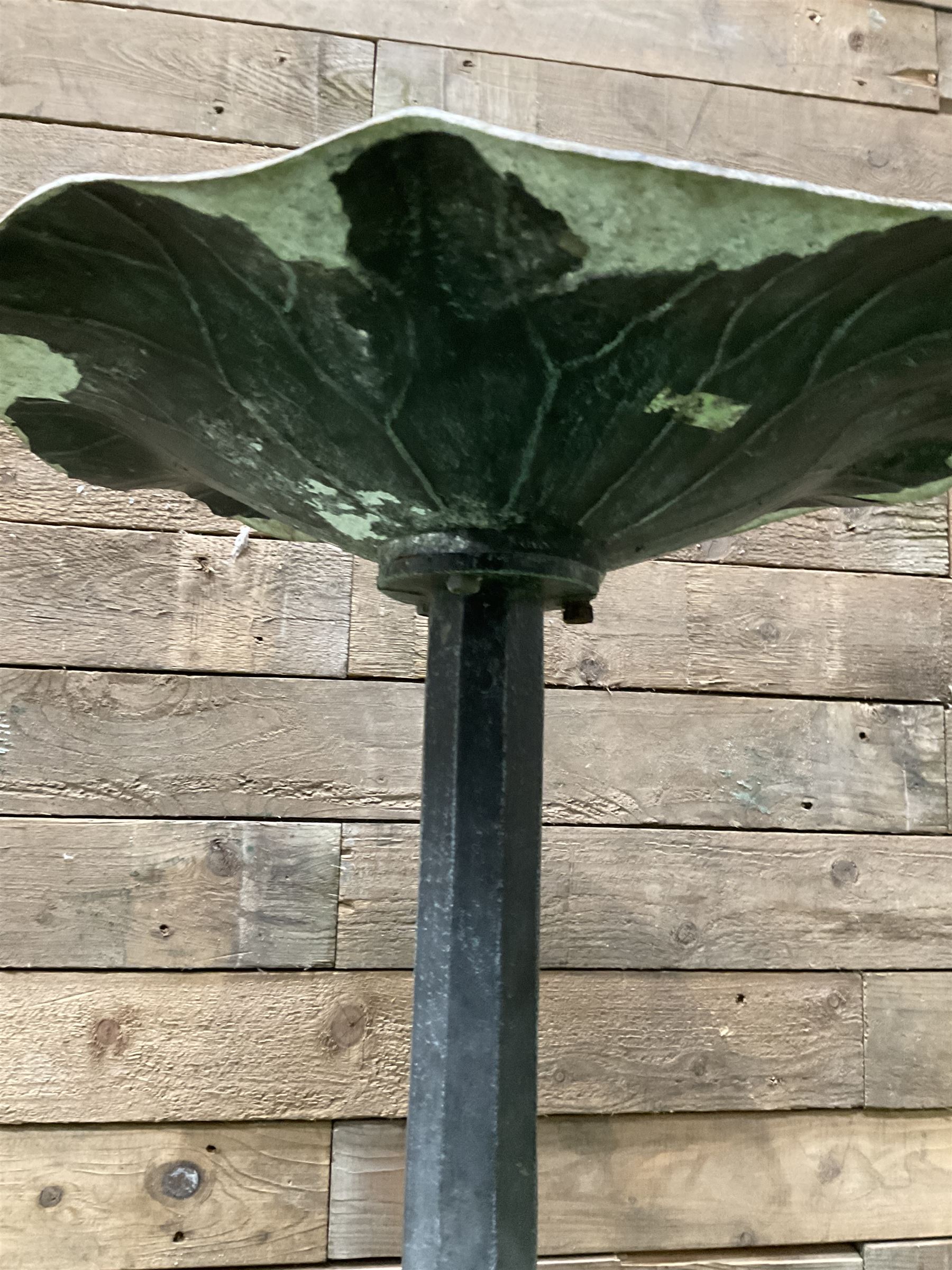 Painted aluminium bird bath with cast iron base - Image 4 of 4