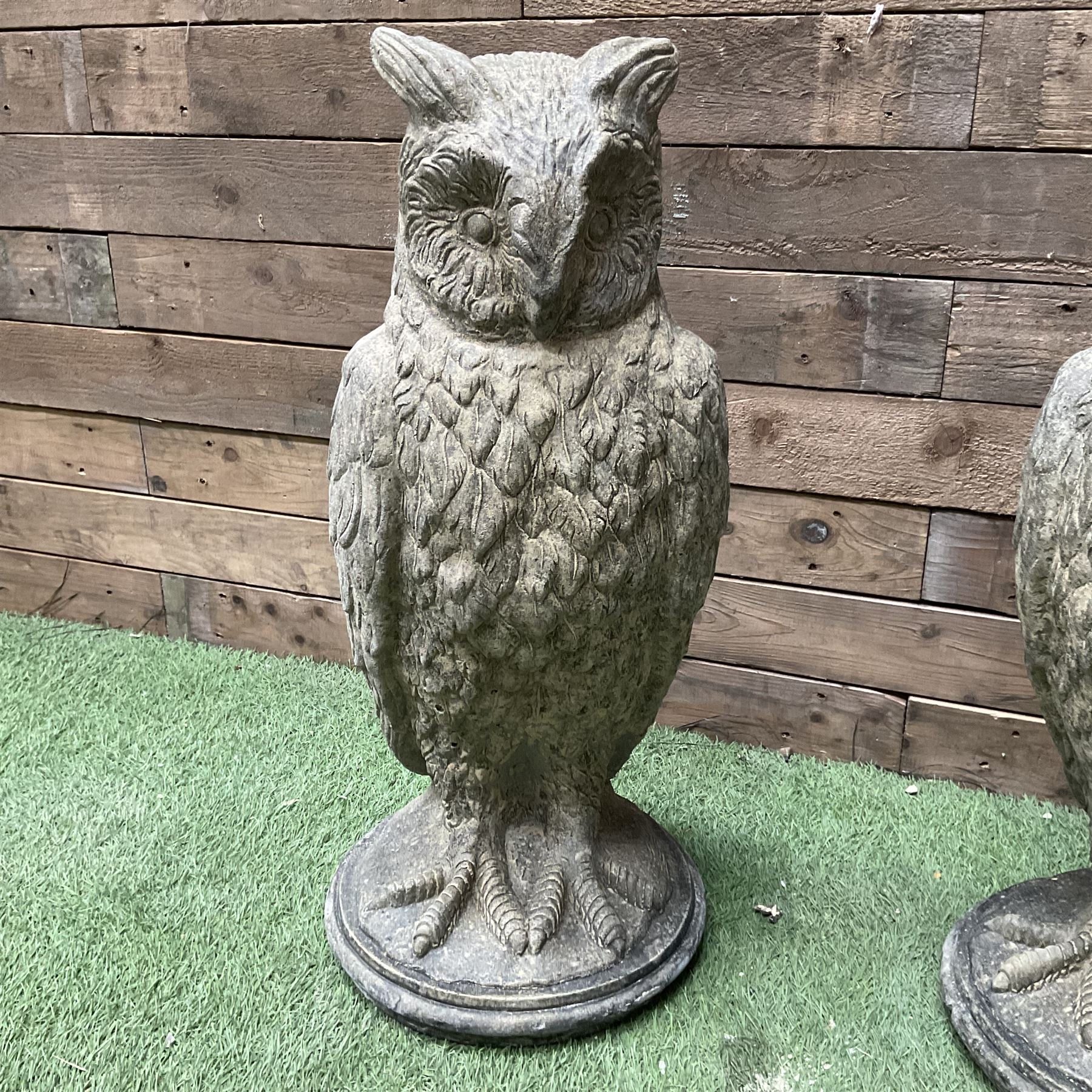 Pair of cast stone garden owls - Image 4 of 4