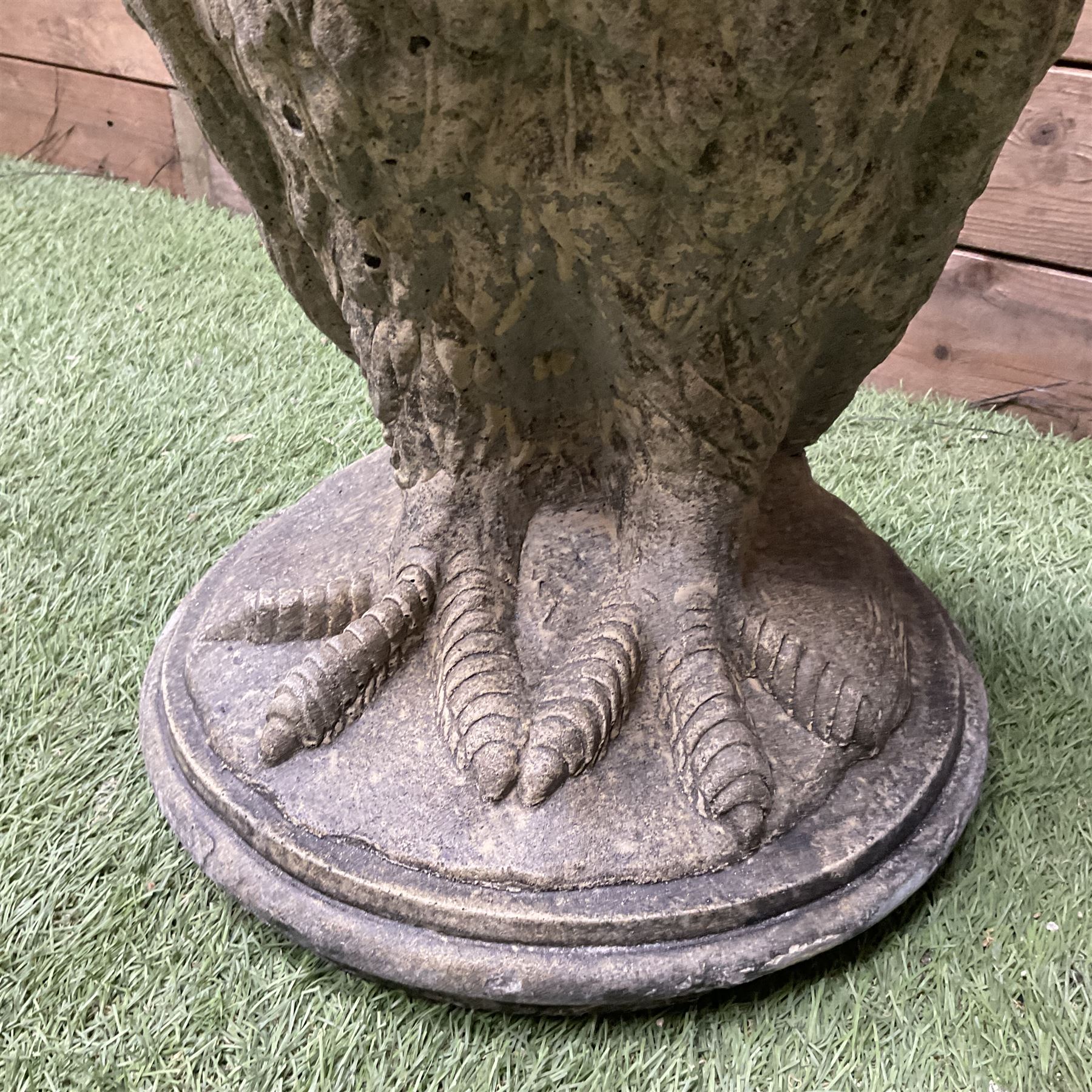 Pair of cast stone garden owls - Image 3 of 4