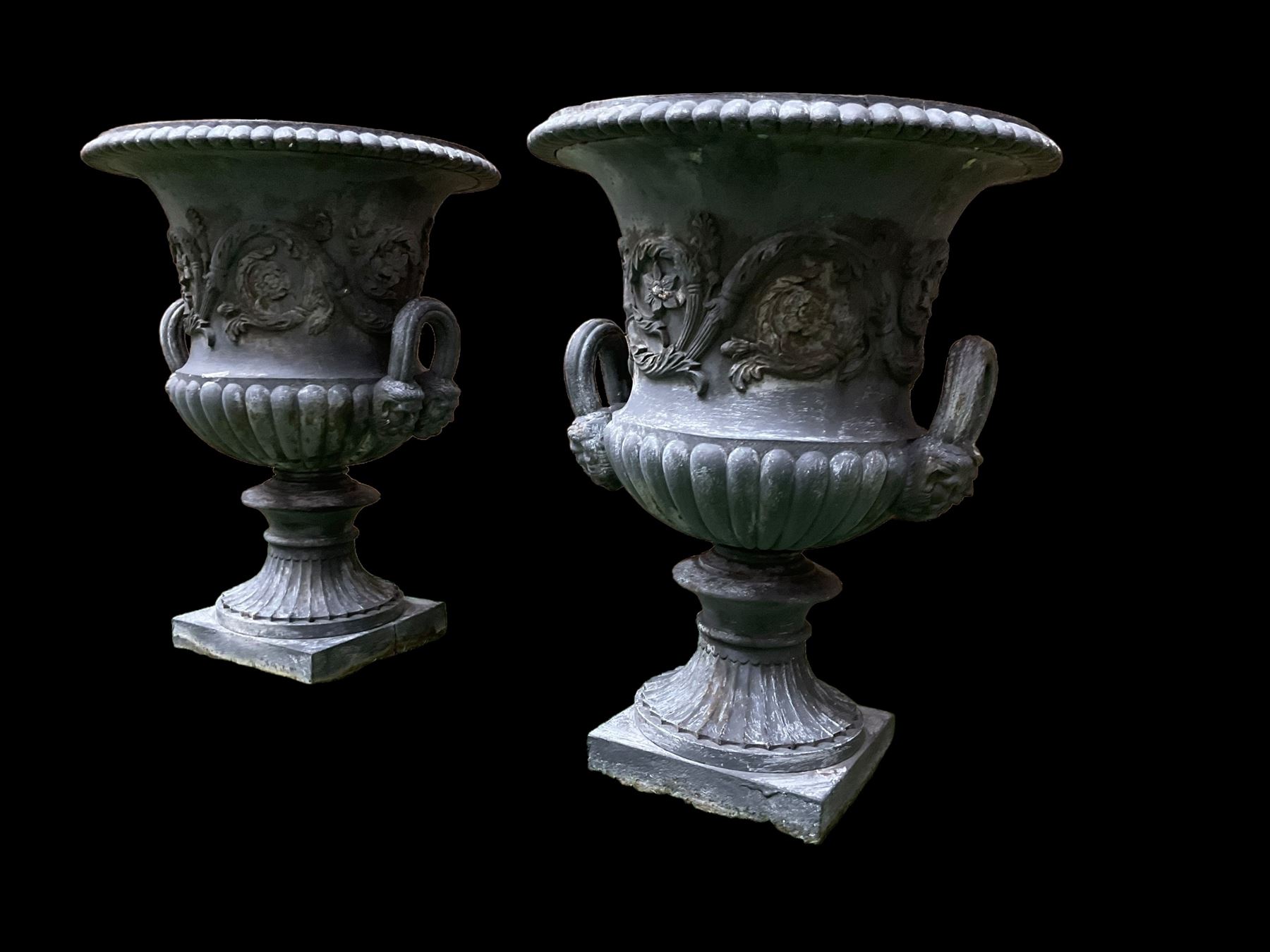 Pair of Victorian ornate cast iron garden urns - Image 5 of 5
