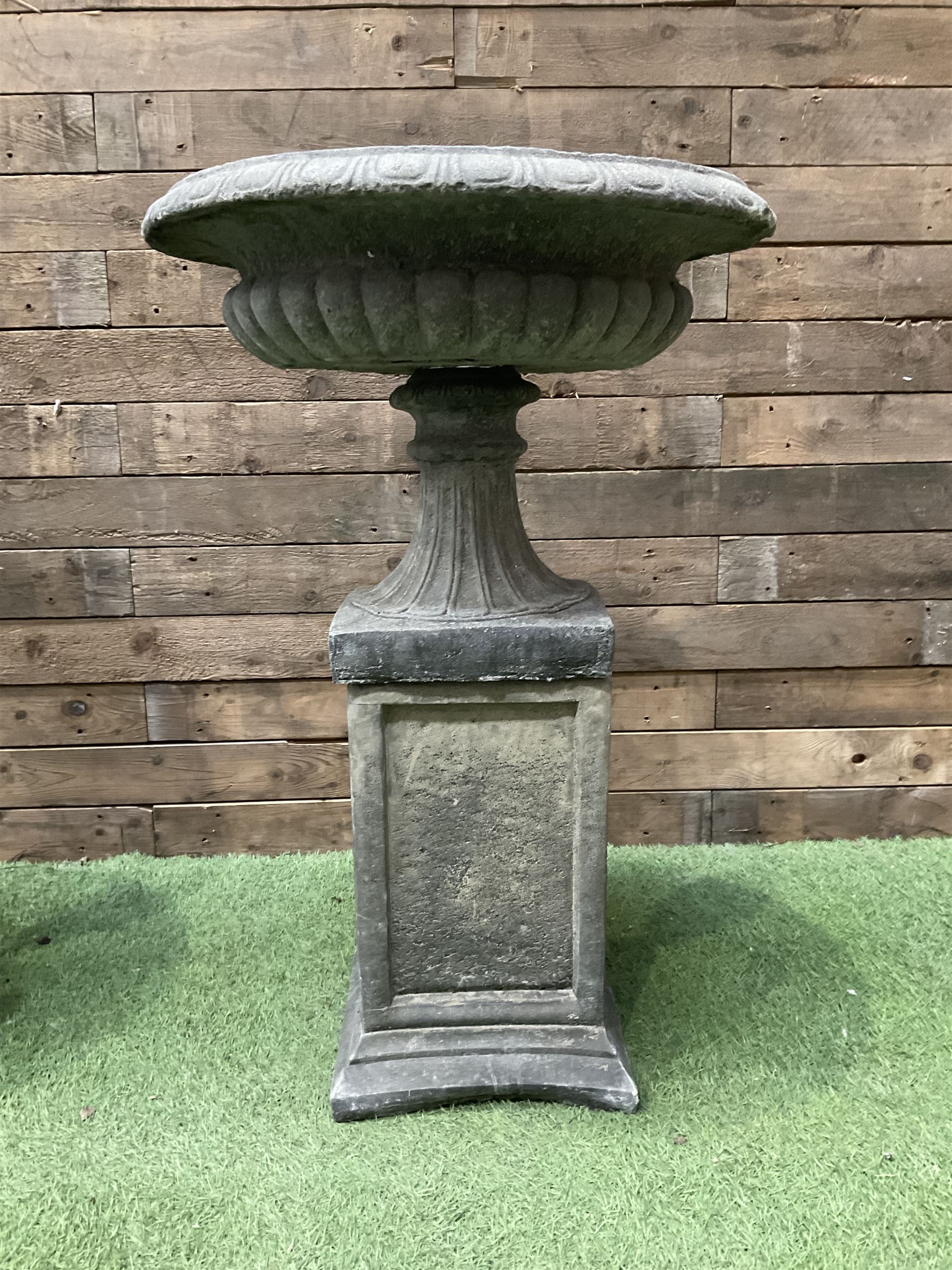 Pair of Victorian design cast stone squat garden urns - Image 6 of 7