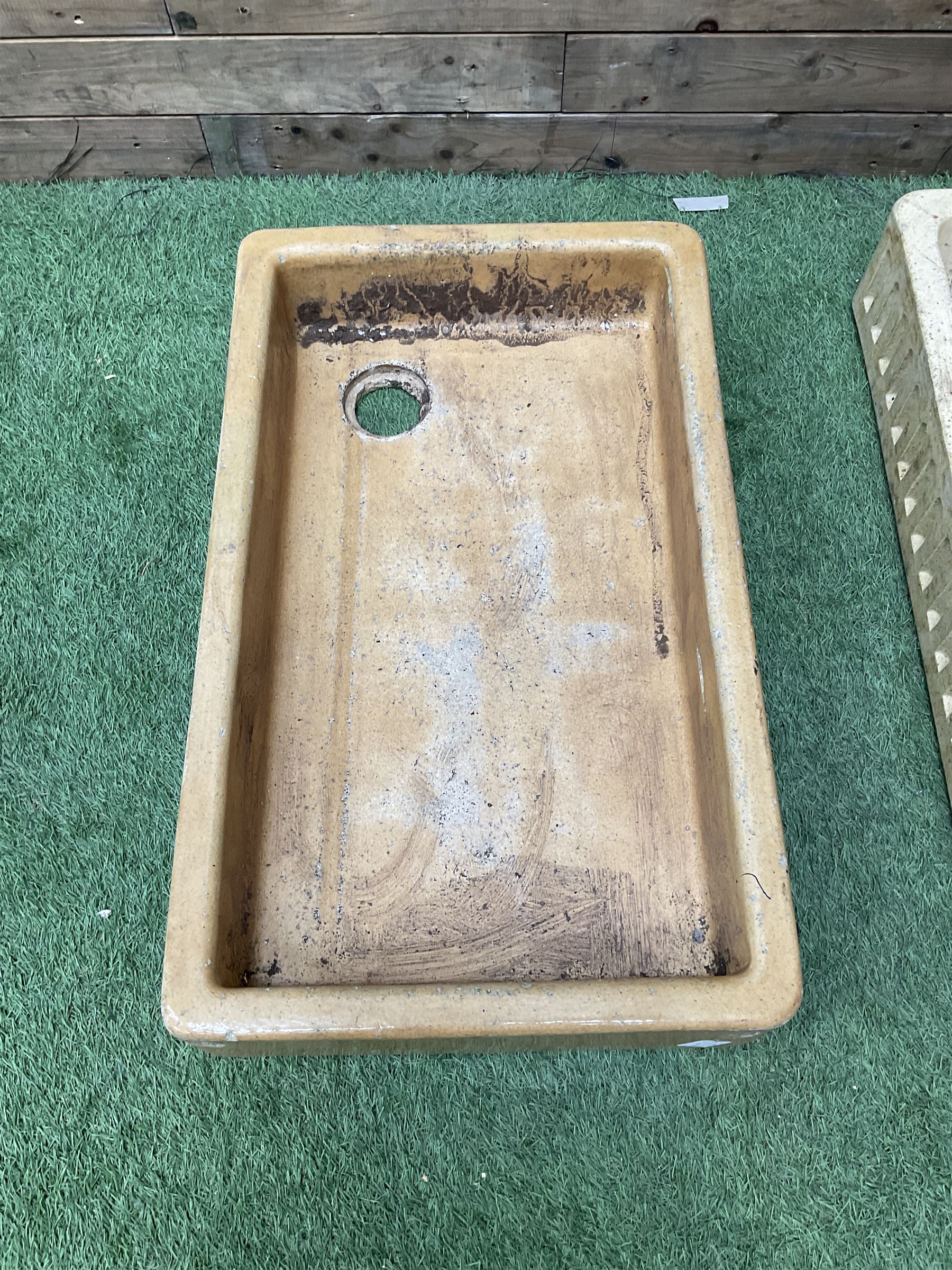 Set of three salt glazed sinks - Image 4 of 5