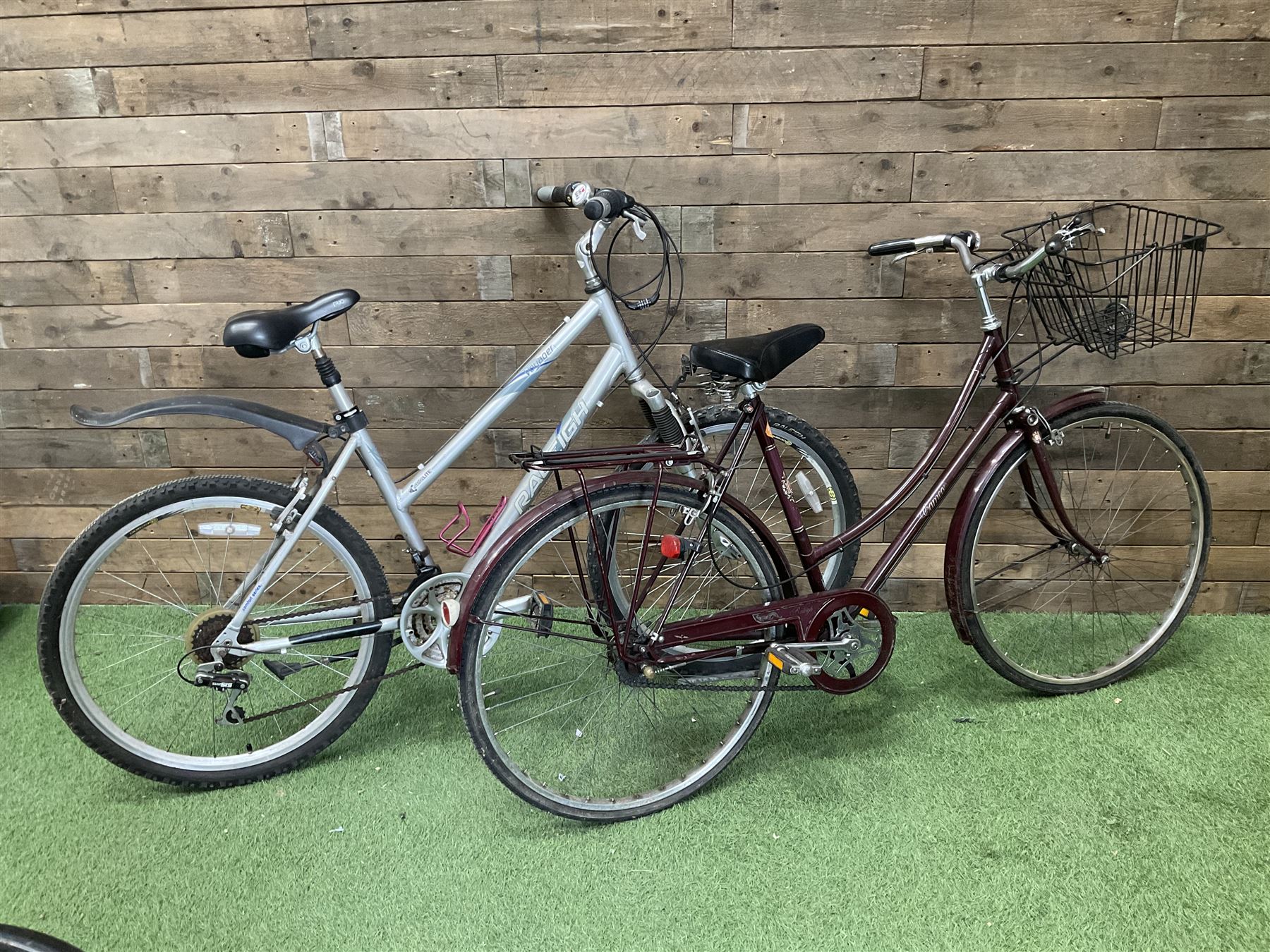 Pair of Raleigh Voyager and Cameo bikes - Image 5 of 5
