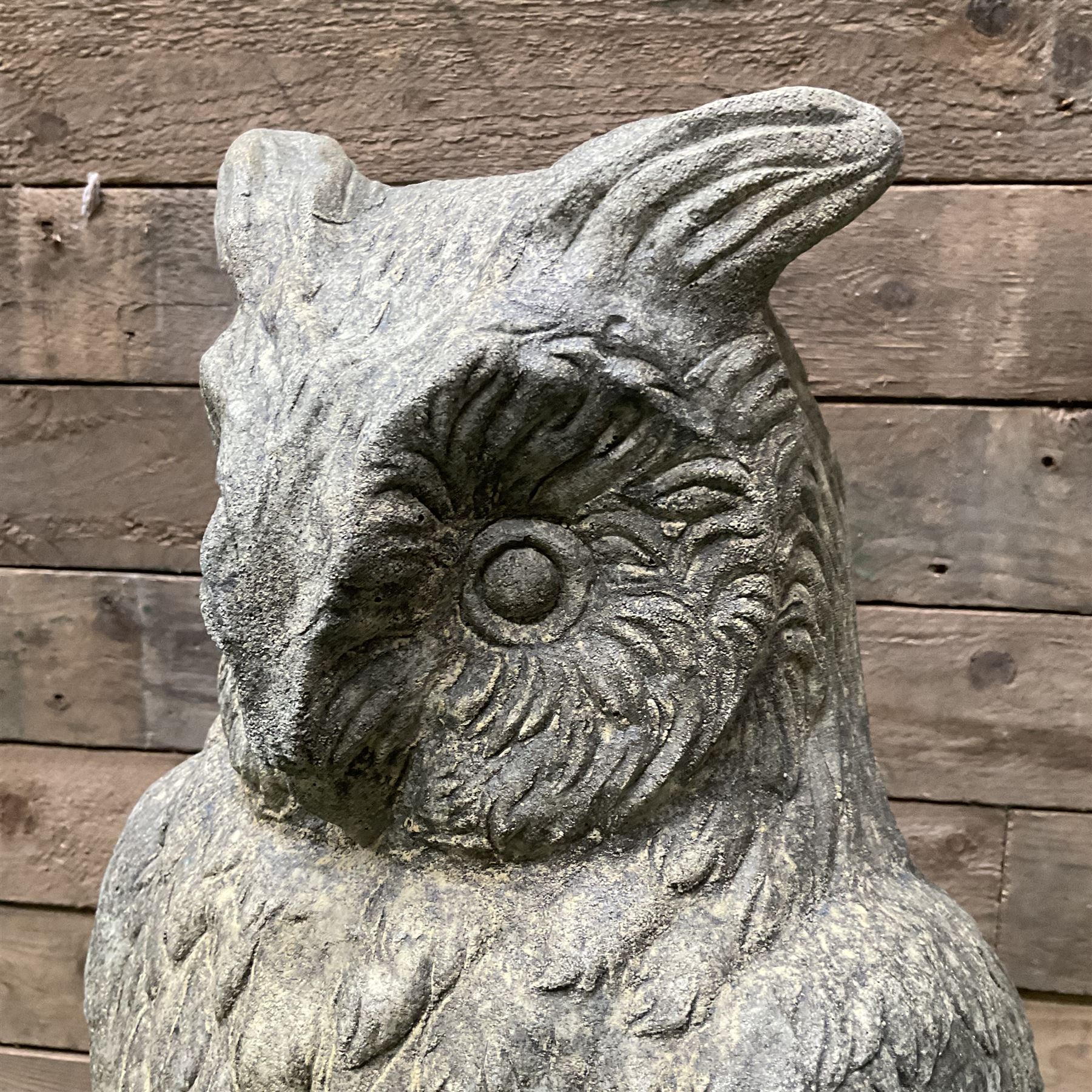 Pair of cast stone garden owls - Image 2 of 4