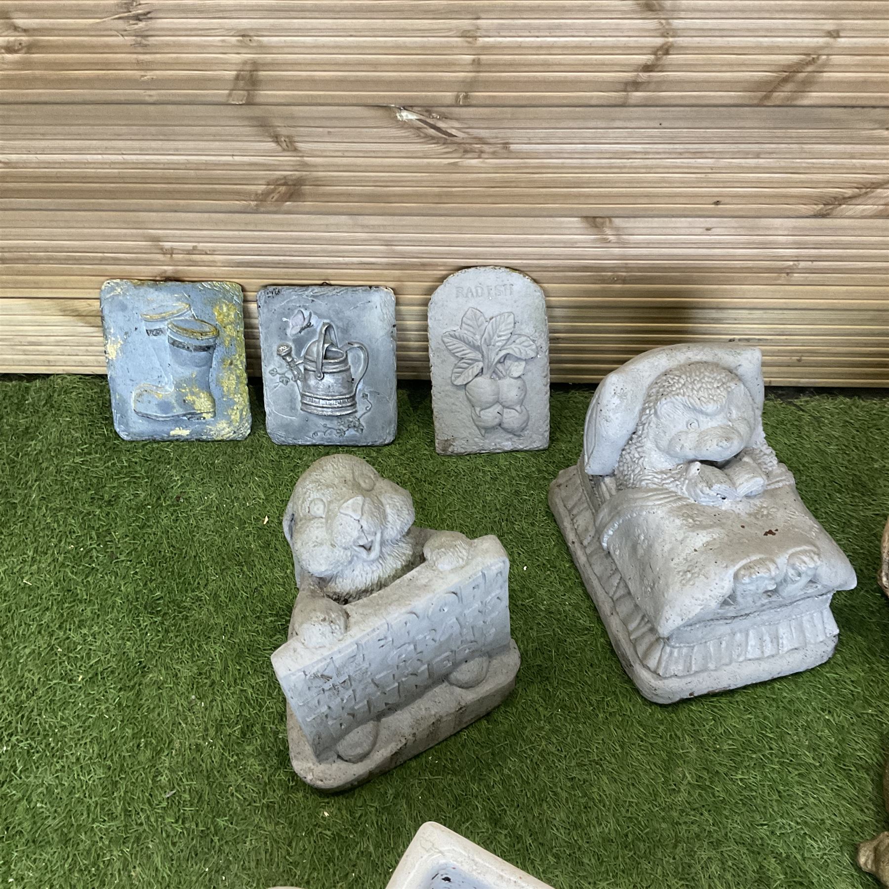 Collection of composite stone garden figures and ornaments - THIS LOT IS TO BE COLLECTED BY APPOINTM - Image 5 of 5