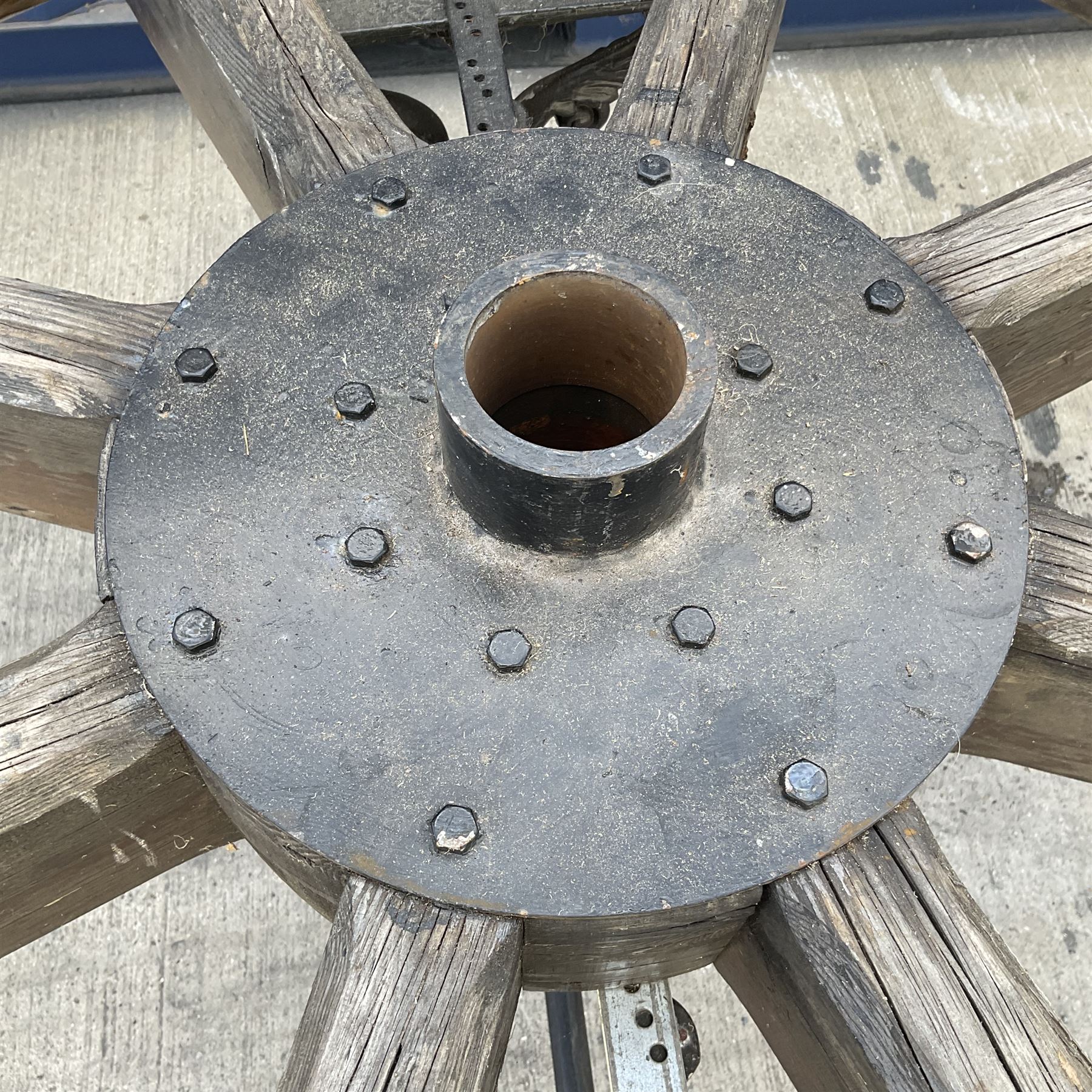 Industrial style cart wheel table - Image 5 of 5
