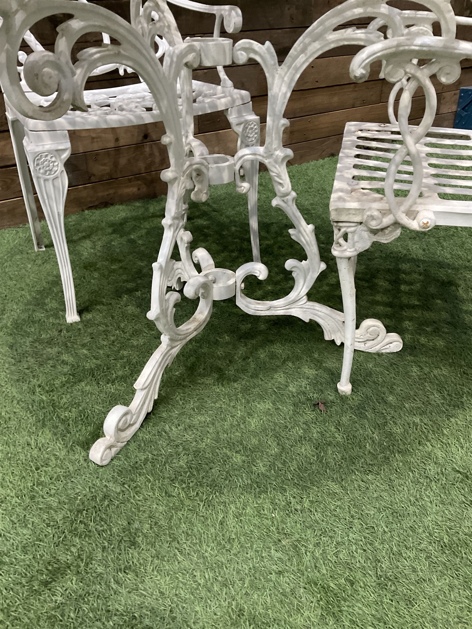 Cast aluminium circular garden table and three chairs - Image 4 of 4
