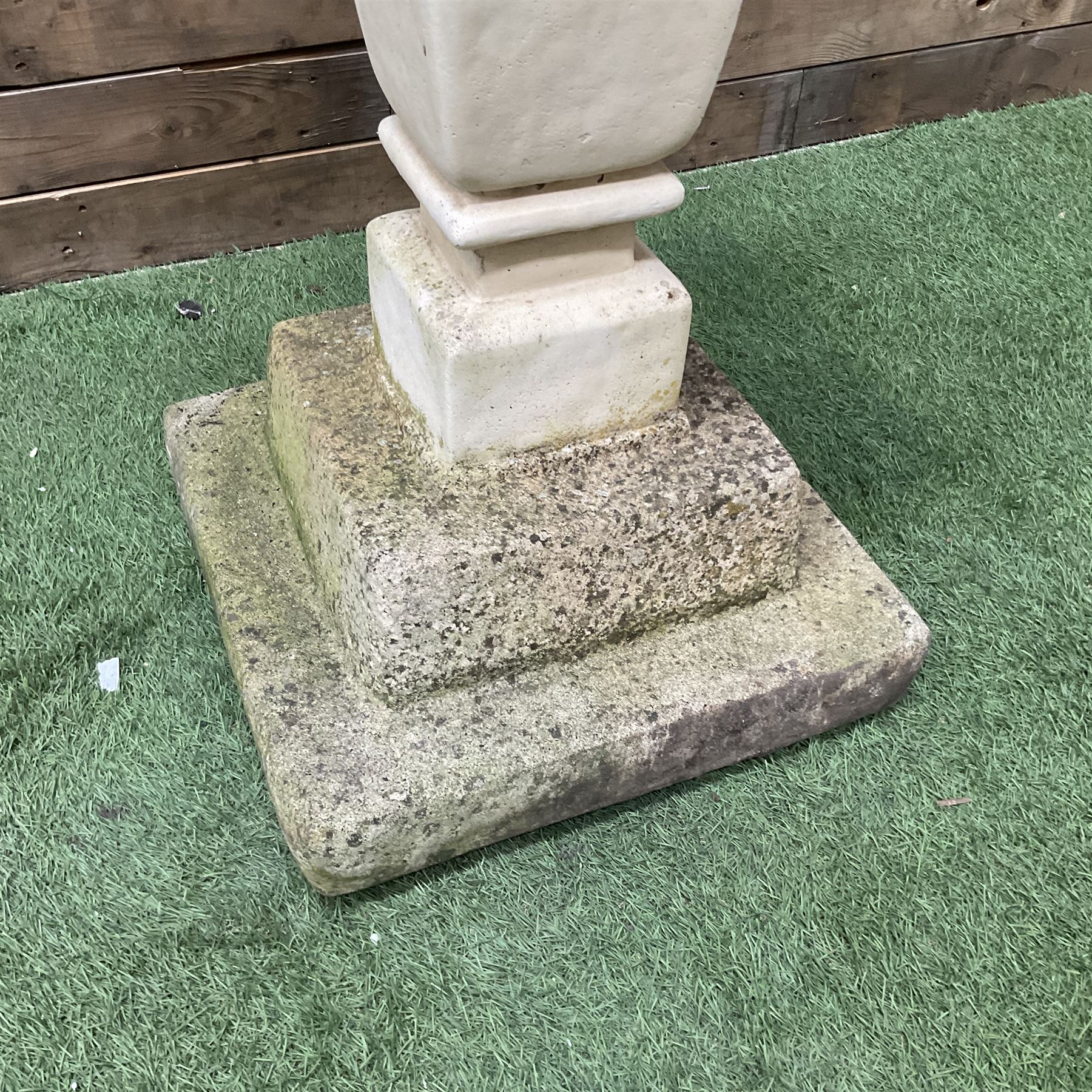 Two section cast stone birdbath - Image 2 of 4