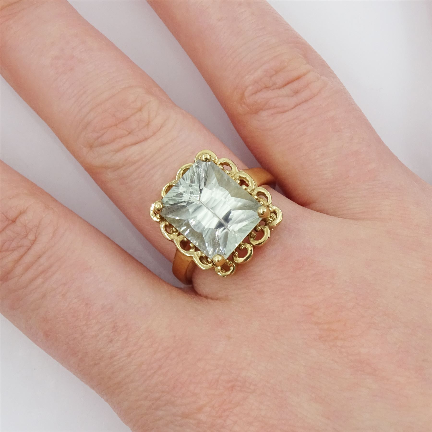 Gold single stone octagonal cut green amethyst ring - Image 2 of 4