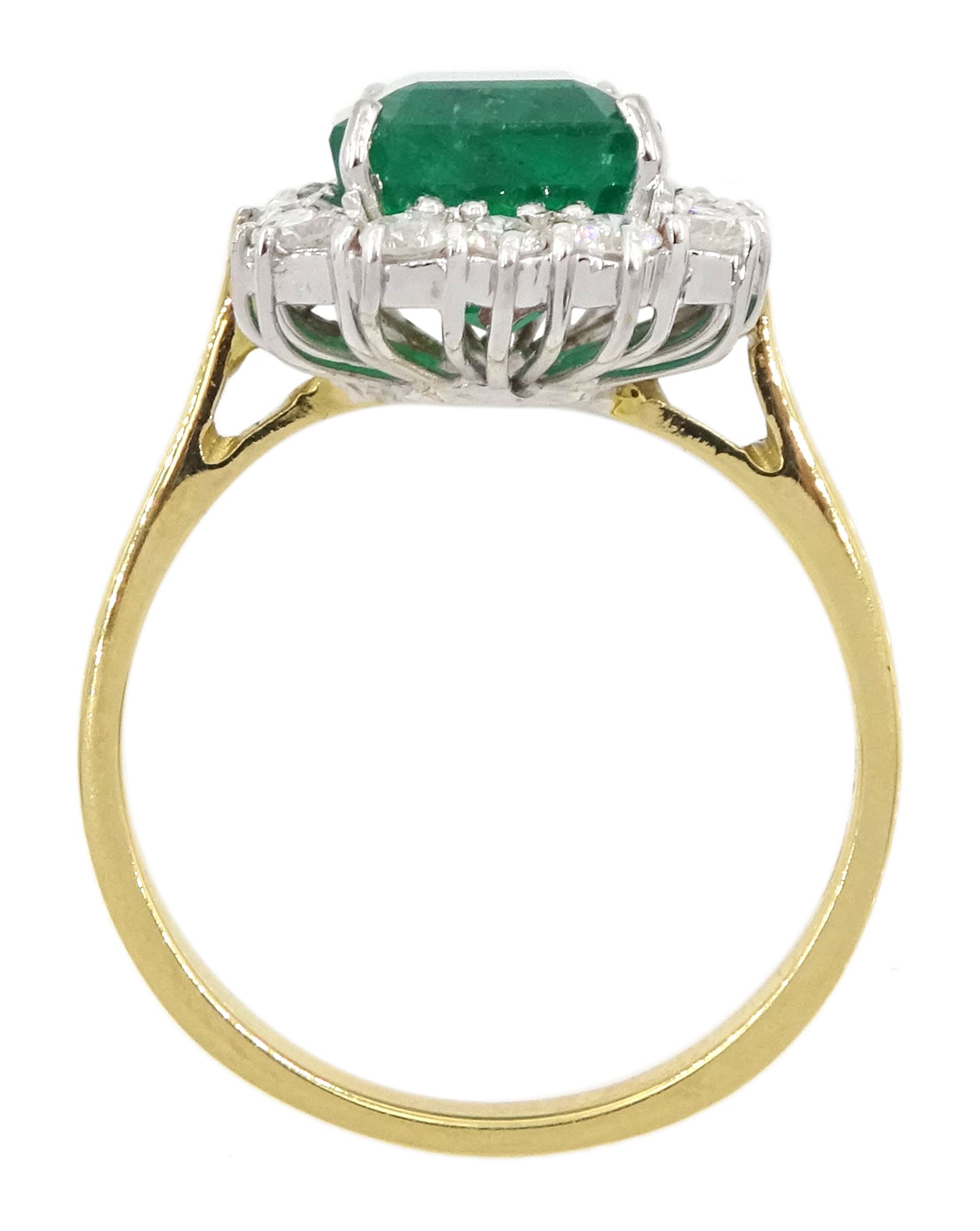 18ct gold emerald cut emerald and round brilliant cut diamond cluster ring - Image 4 of 4