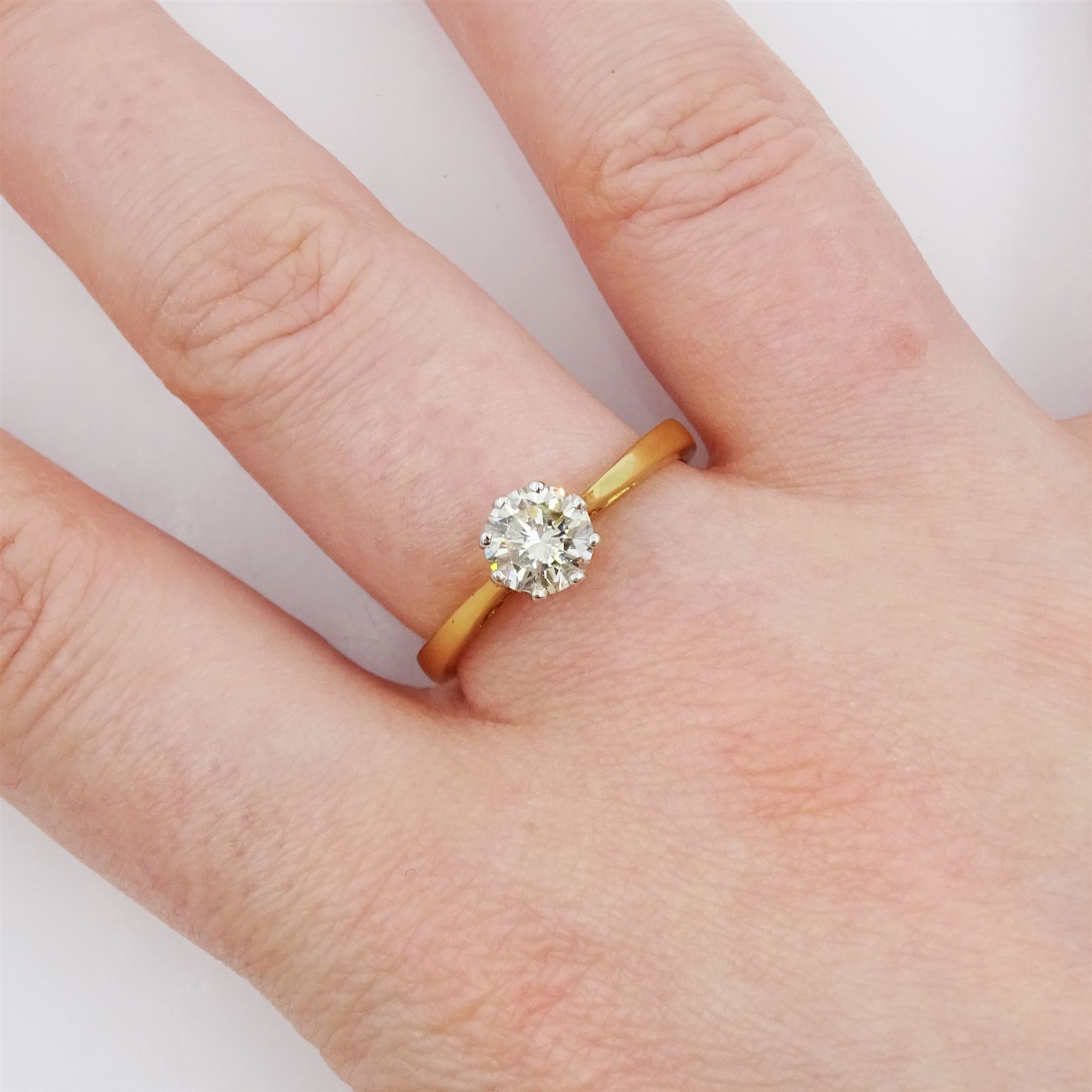 18ct gold single stone diamond ring - Image 2 of 4