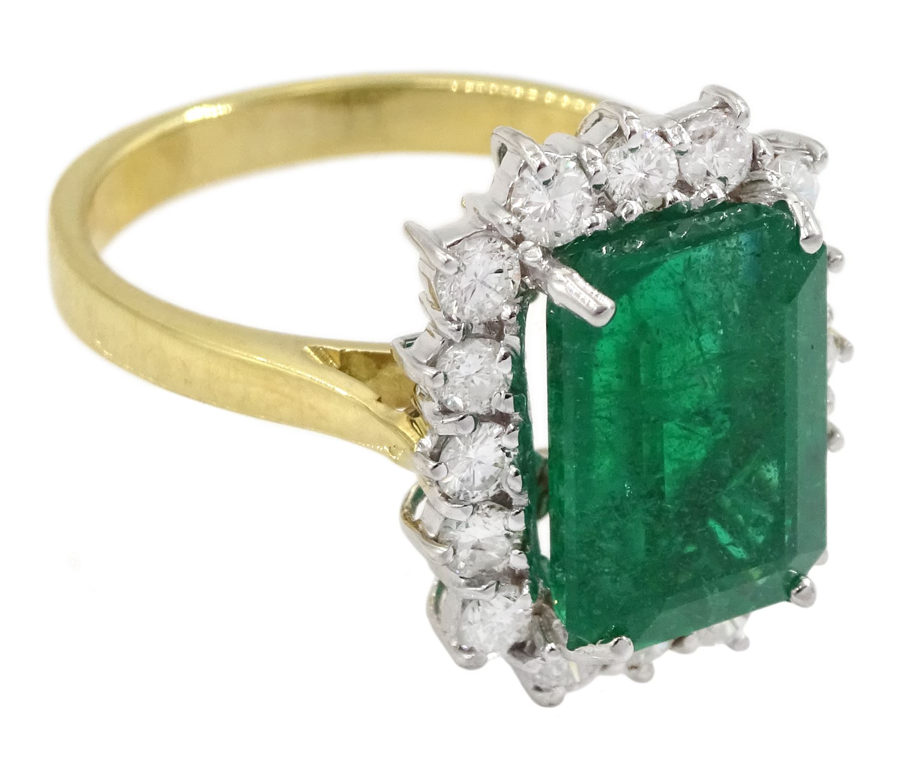 18ct gold emerald cut emerald and round brilliant cut diamond cluster ring - Image 3 of 4