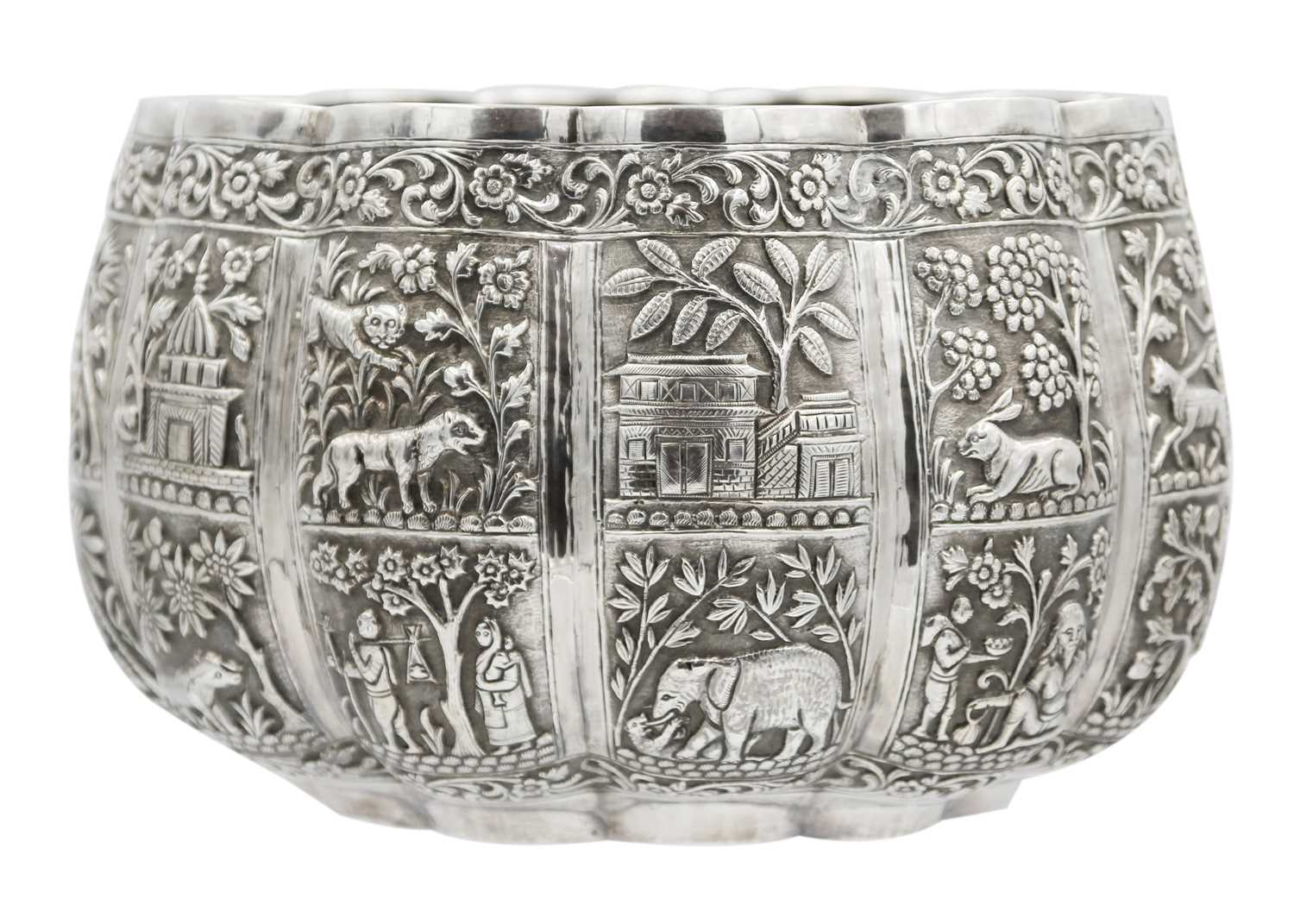 A Burmese silver thabeik lobed bowl, early 20th century. - Image 4 of 6