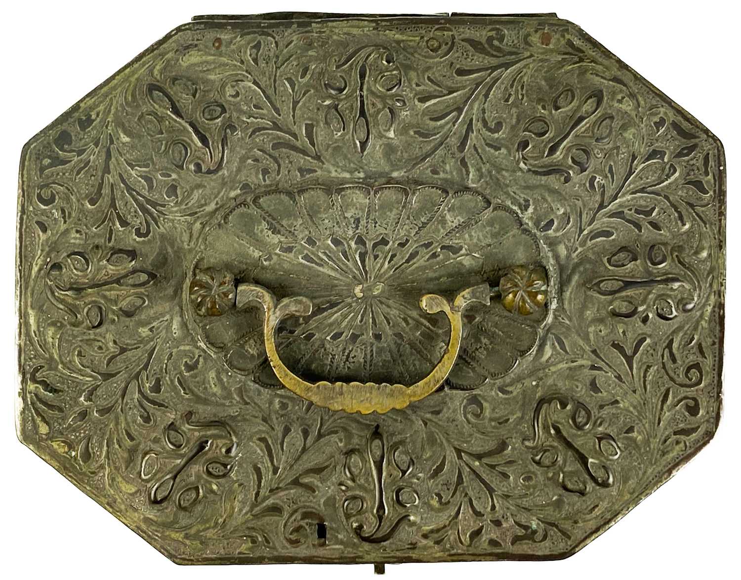 An Indian silvered copper pandam box, 19th century. - Image 5 of 8