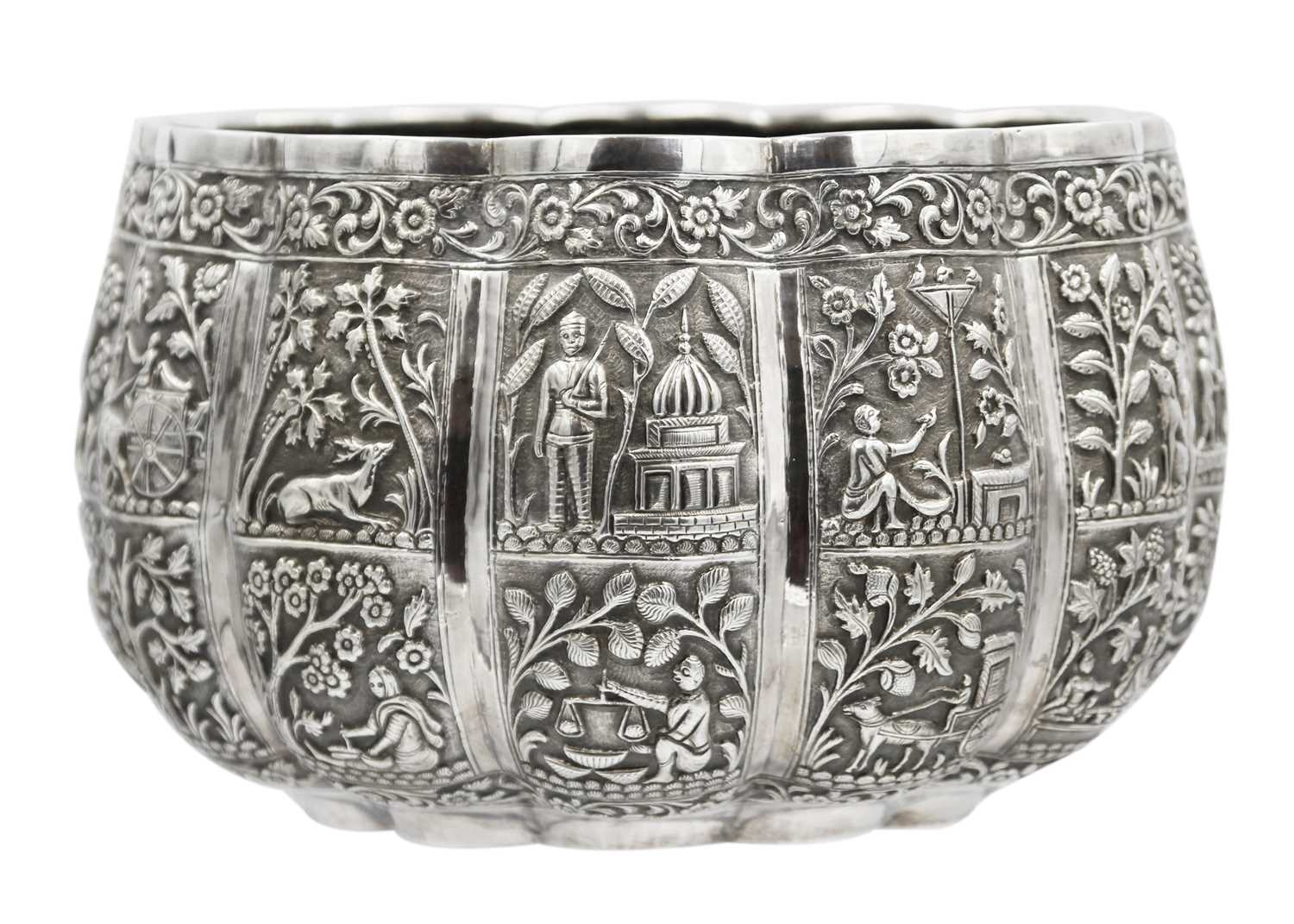 A Burmese silver thabeik lobed bowl, early 20th century. - Image 5 of 6
