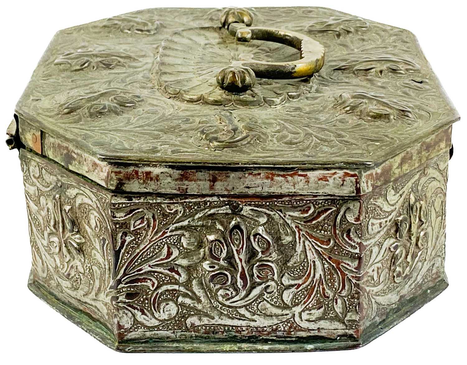 An Indian silvered copper pandam box, 19th century. - Image 4 of 8