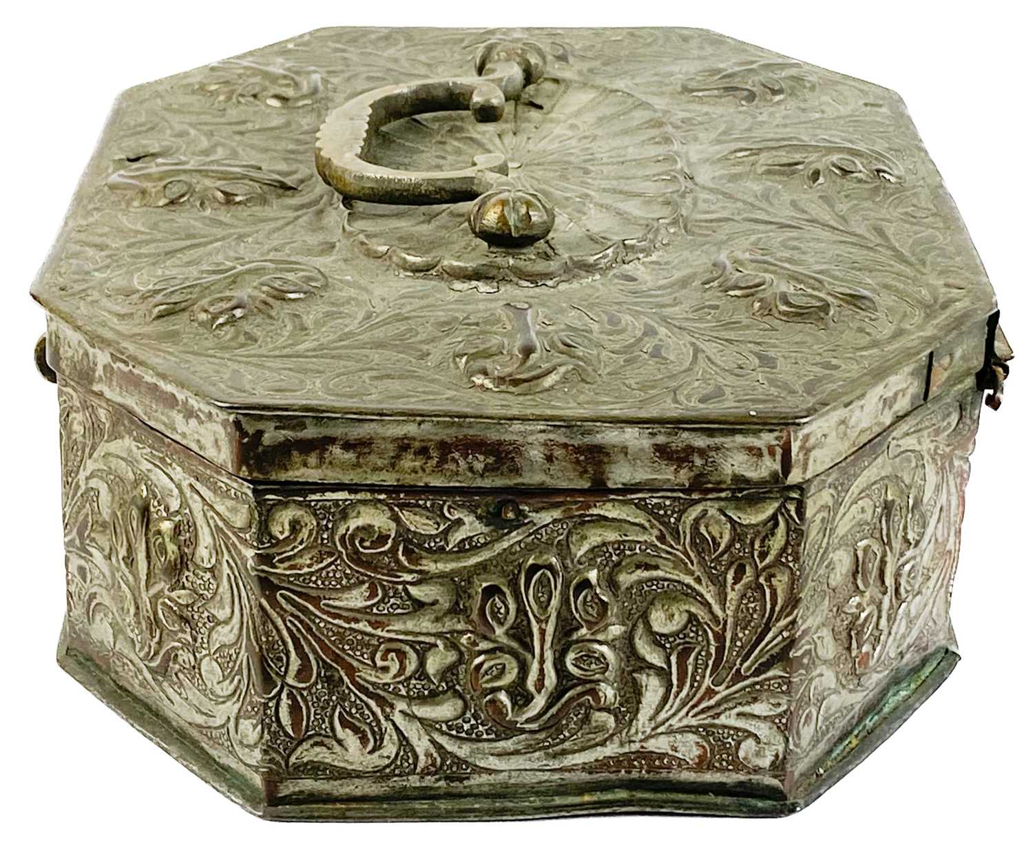 An Indian silvered copper pandam box, 19th century. - Image 2 of 8