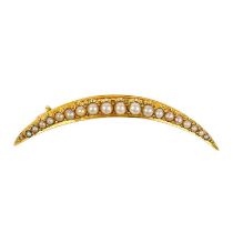 A 15ct graduated split pearl set crescent brooch.