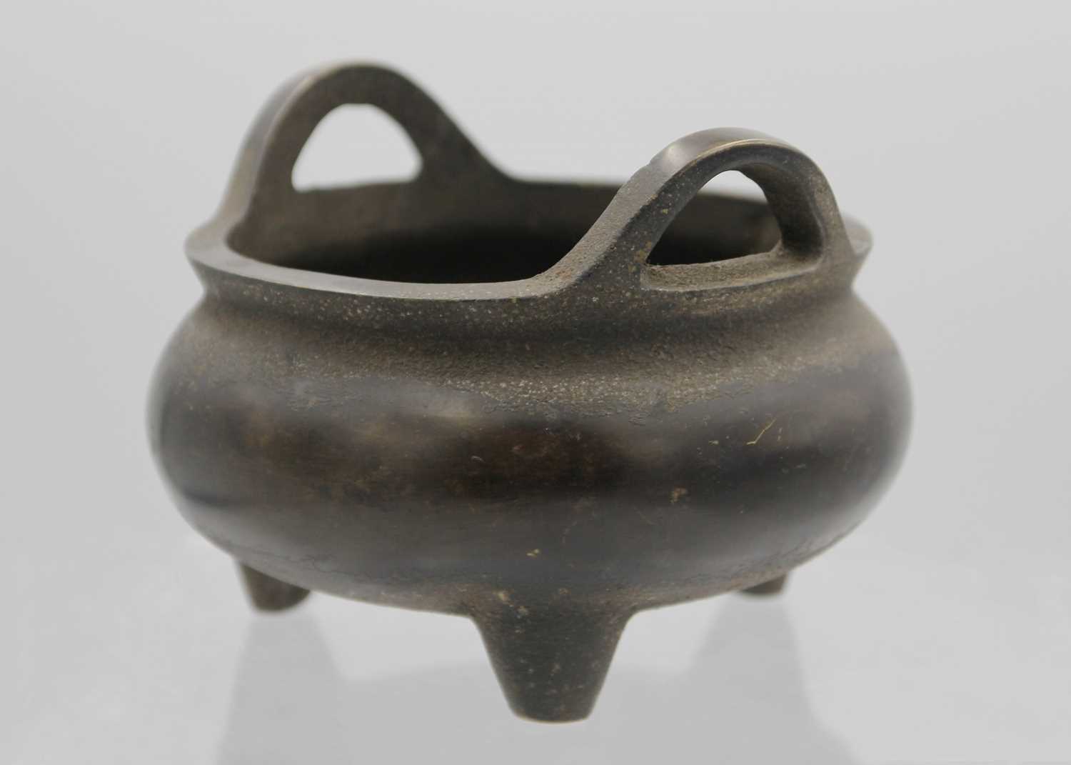 A Chinese bronze censer, Qing Dynasty. - Image 3 of 7